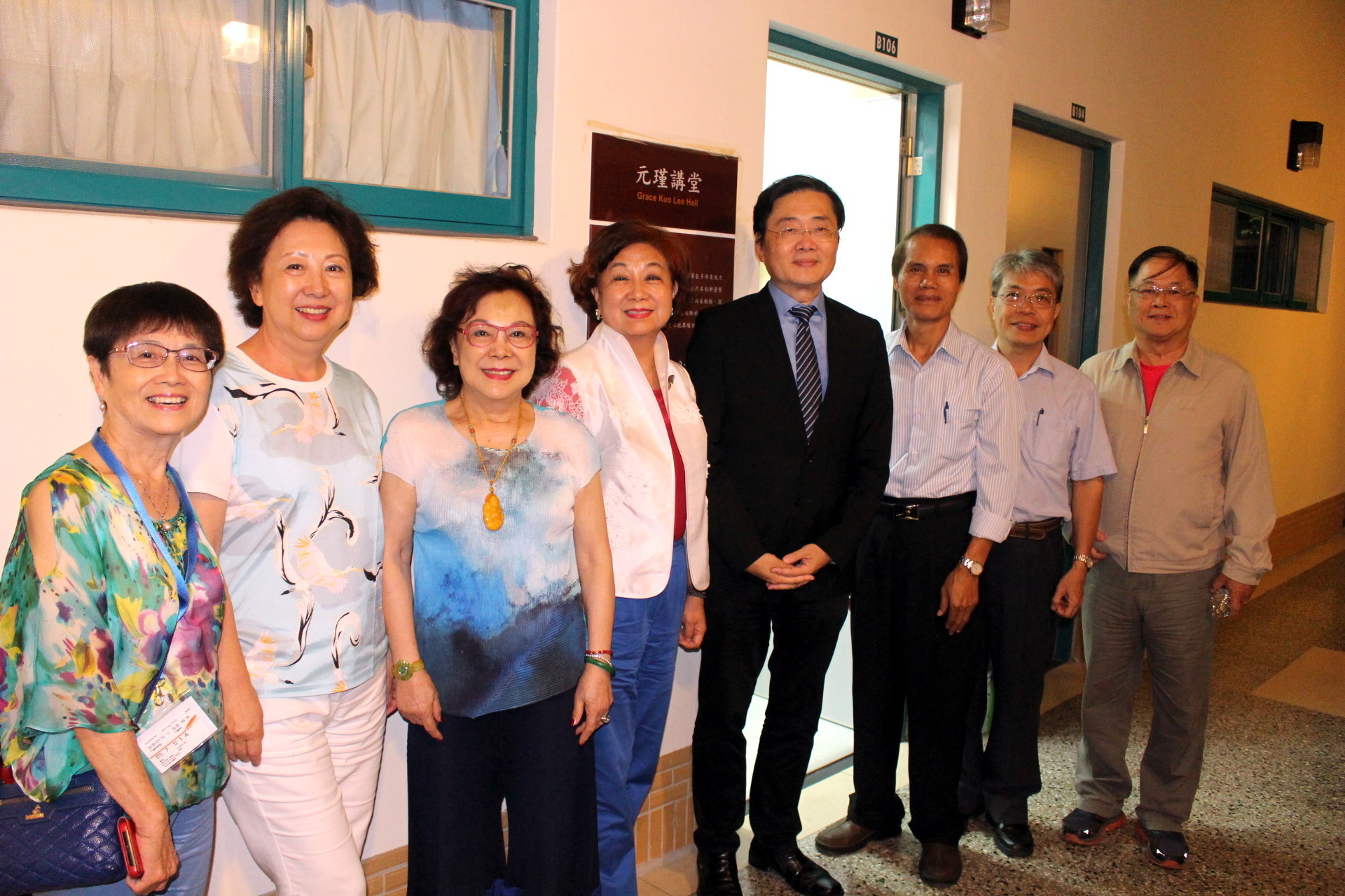 貴賓於「元瑾講堂」揭幕後合照