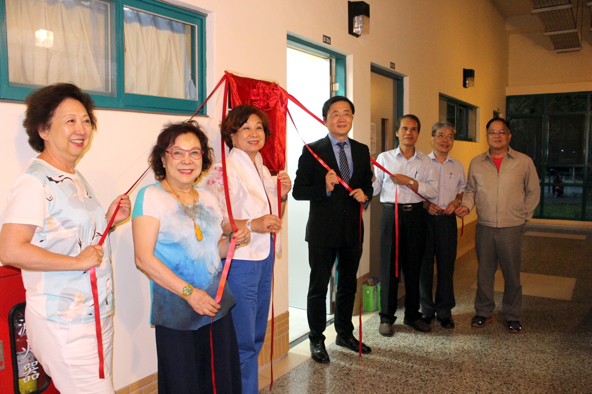 貴賓於「元瑾講堂」揭幕前合照