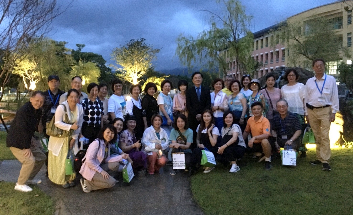 與會貴賓於詩經花園合照