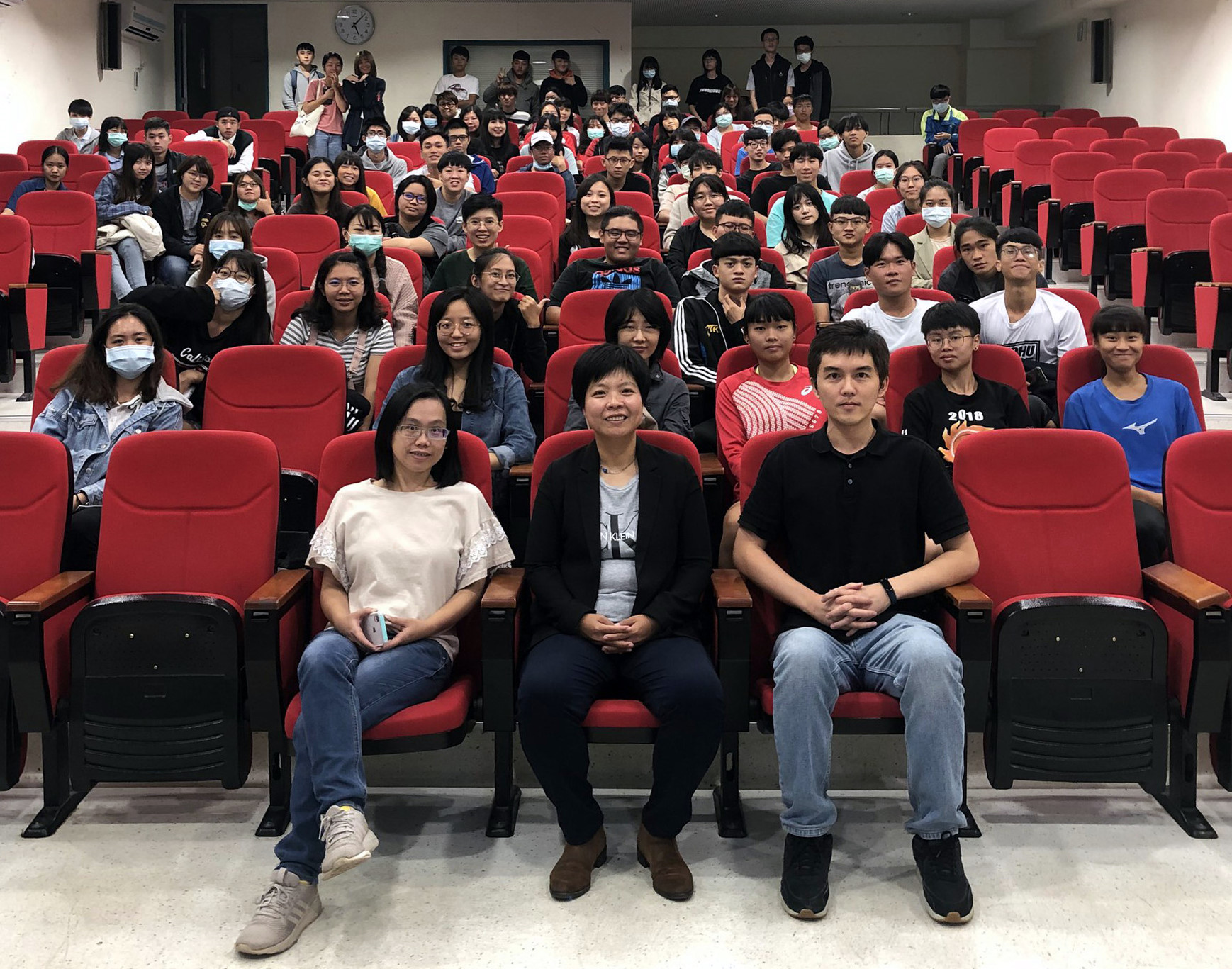 講師劉柏君與東華大學師生大合照