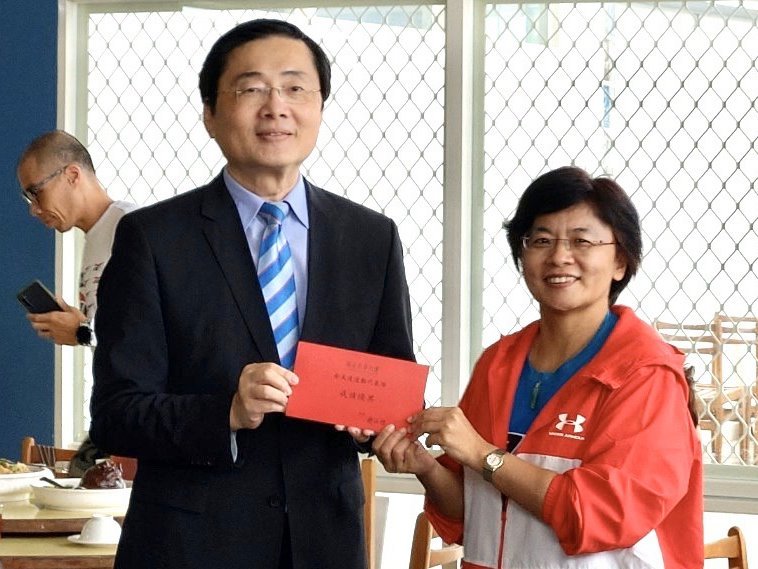 校長致贈獎勵金予運動代表隊