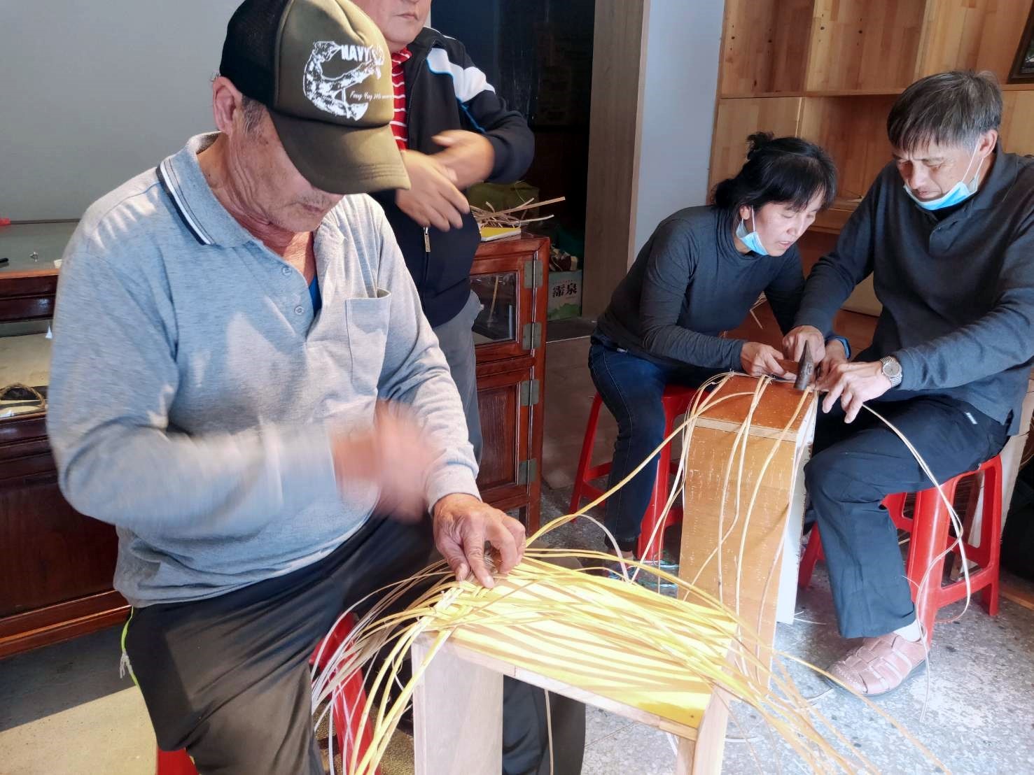 Knowledge keeper Iyun Pihu teaches traditional wicker baskets