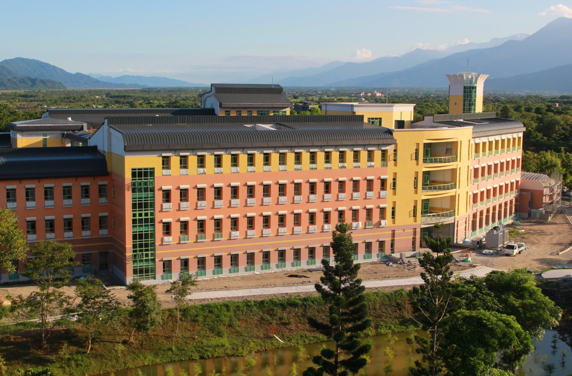 東華大學在辦學績效成長TOP20被推薦理由為:「推動國際招生、永續校園,將SDGs落實於教學研究、校務經營等面向」