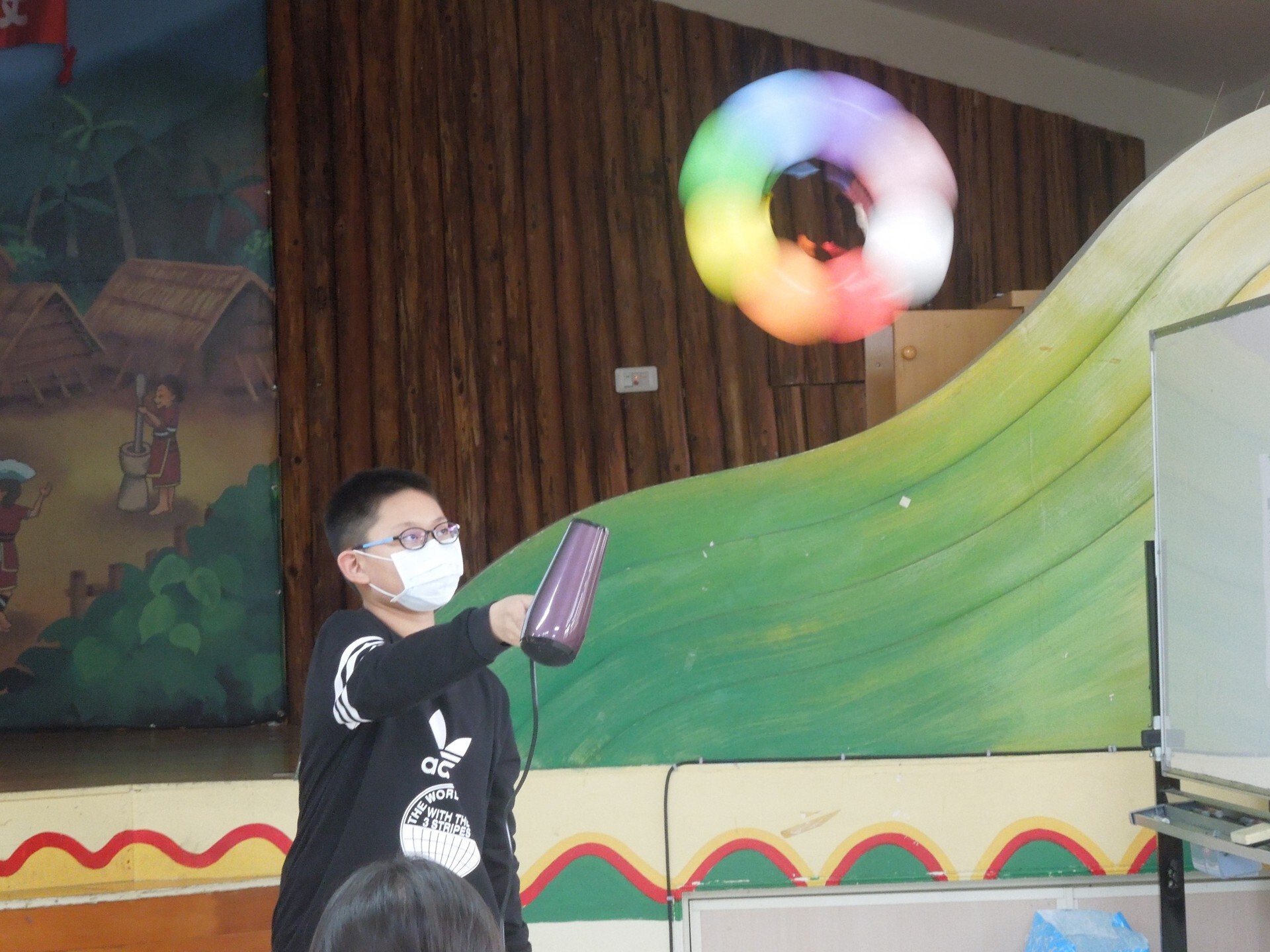 彩色魔力轉圈圈-同學體驗漂浮飛輪