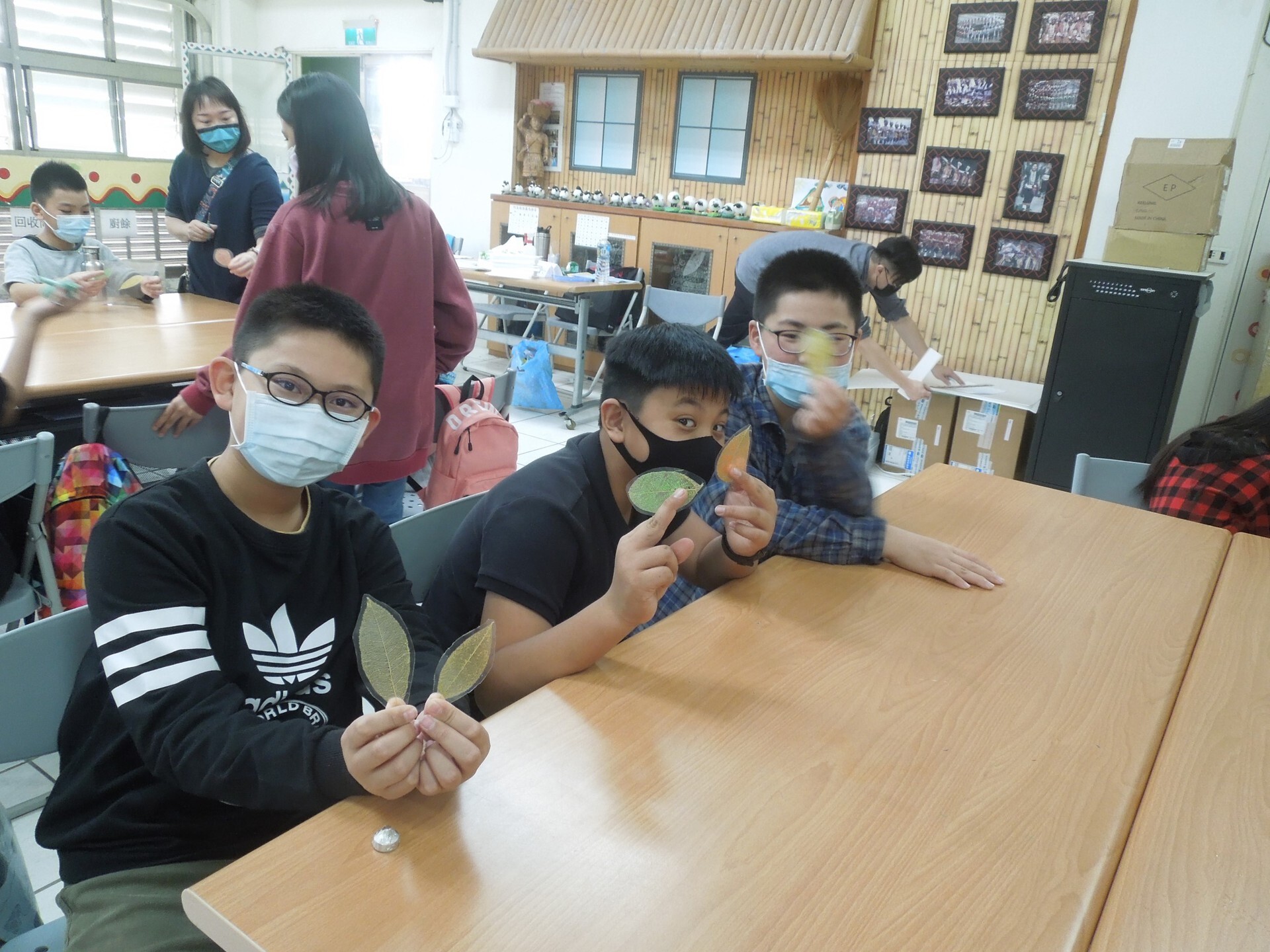 認識校園「植」美-同學展示所做葉子書籤