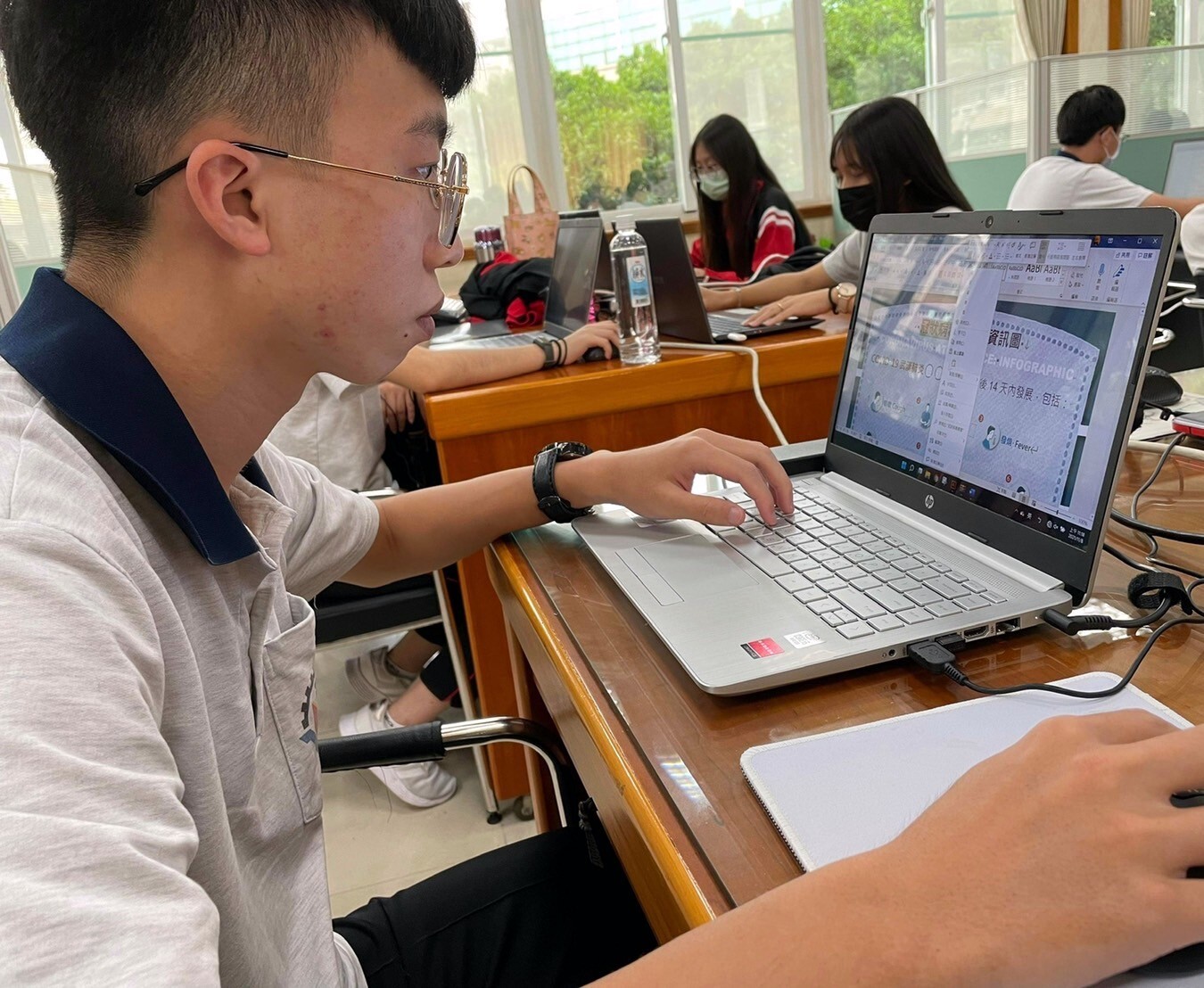 李翊廷同學在圖書館利用筆電練習全國商科技藝競賽歷屆試題