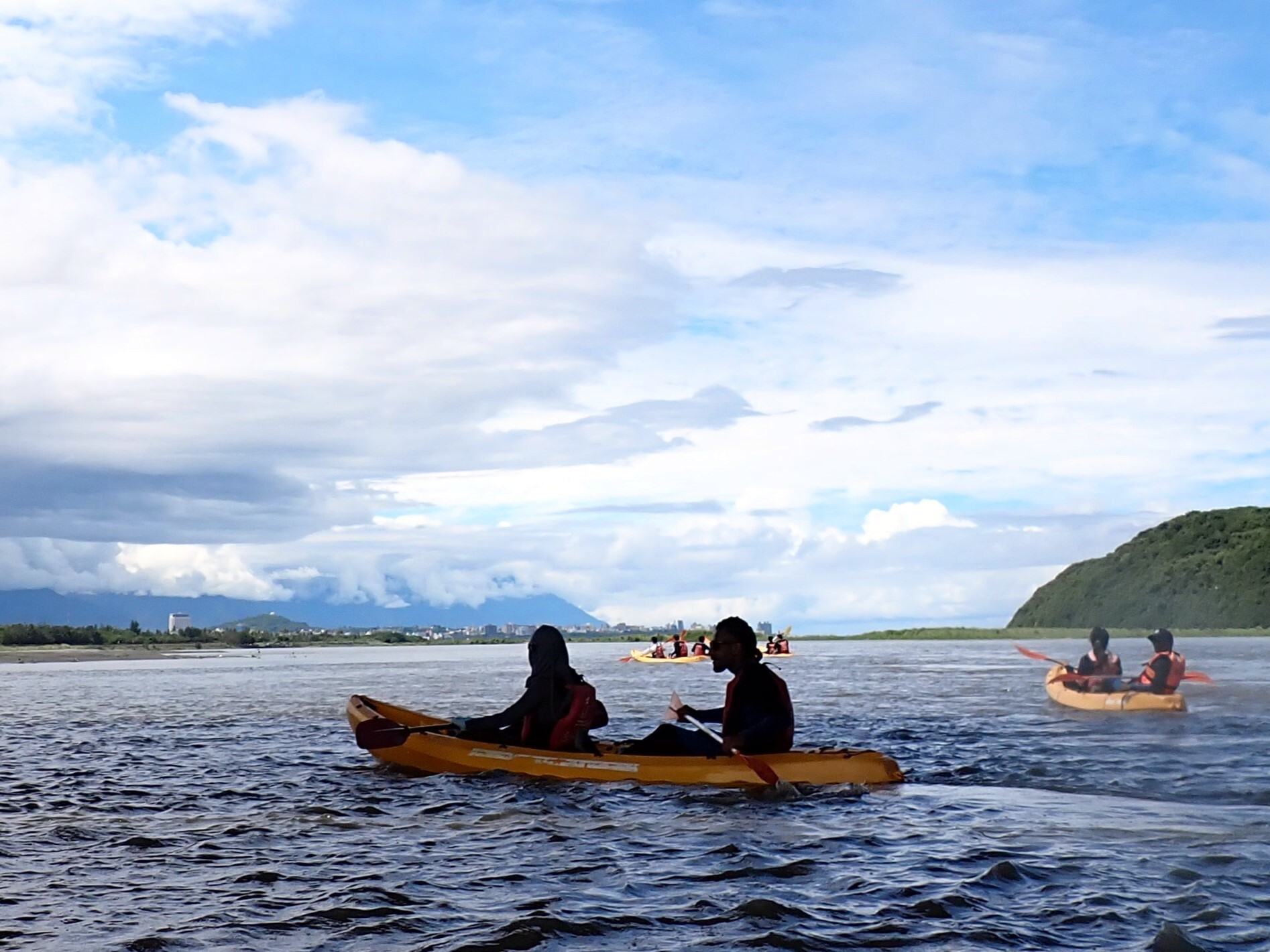 境外學生划獨木舟前往目的地