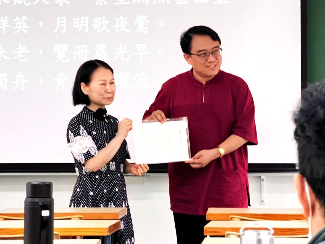 黃金鷹用陳復院長寫的詩詞,使用河洛漢語吟唱作為開場白