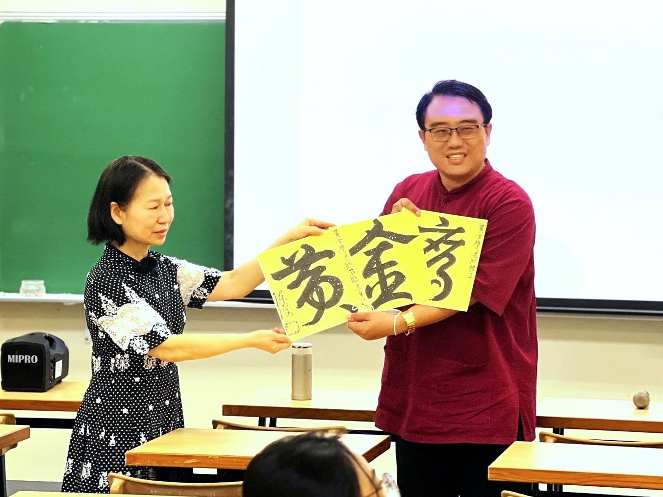 洄瀾學院陳復院長撰寫「黃金鷹」三字草書相贈給黃老師