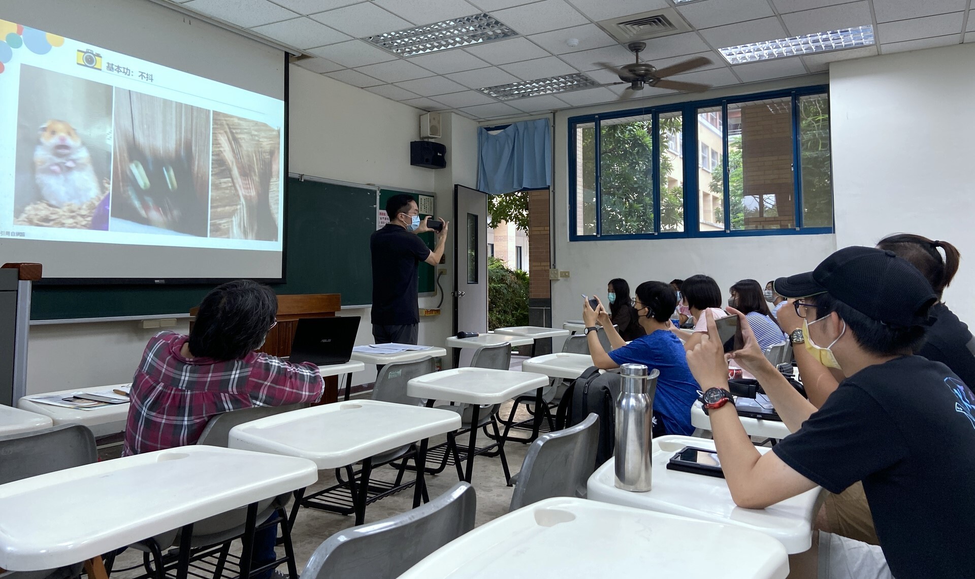公共電視的王建雄先生示範如何穩定手機鏡頭拍影片