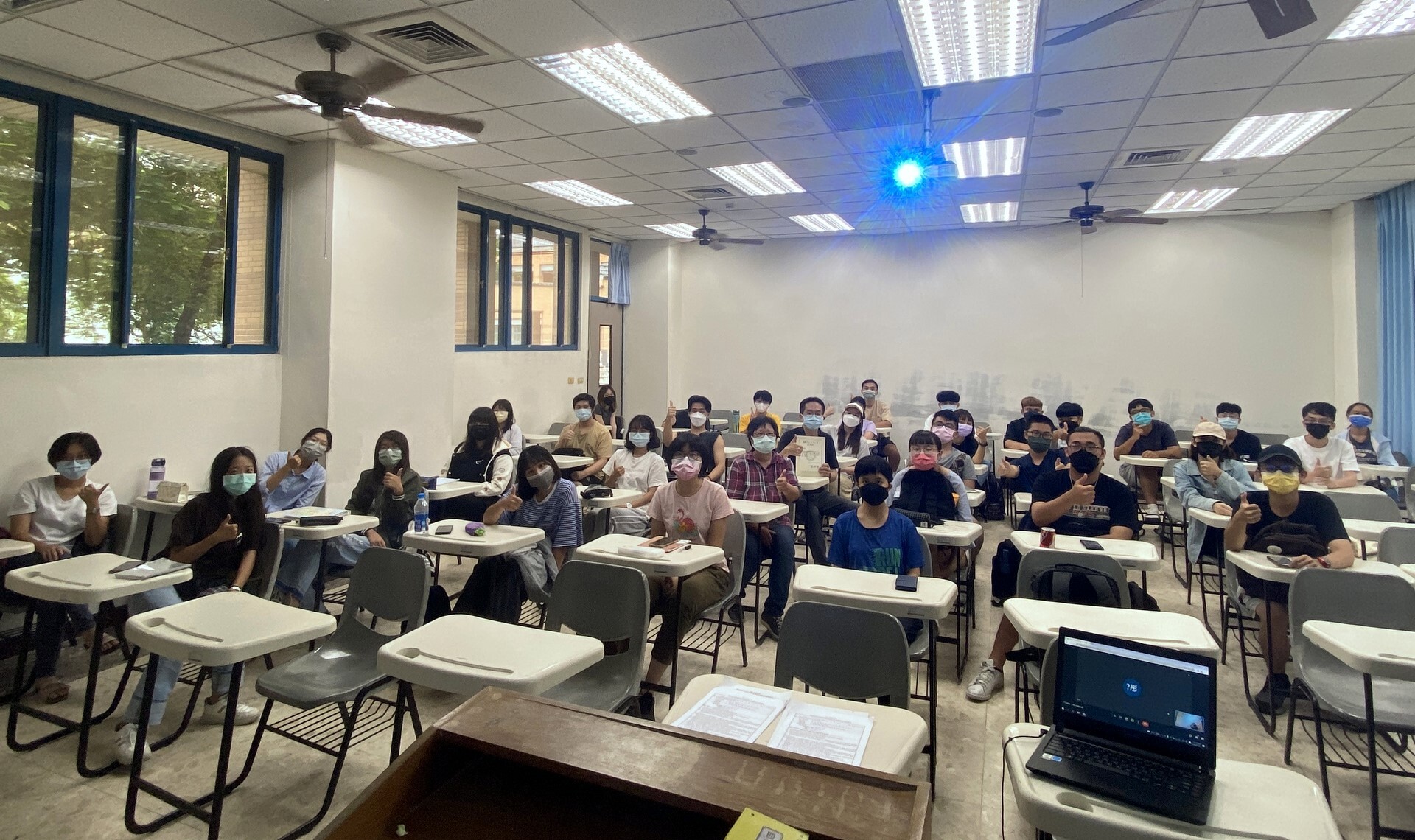 師生與公共電視王建雄先生演講後大合照