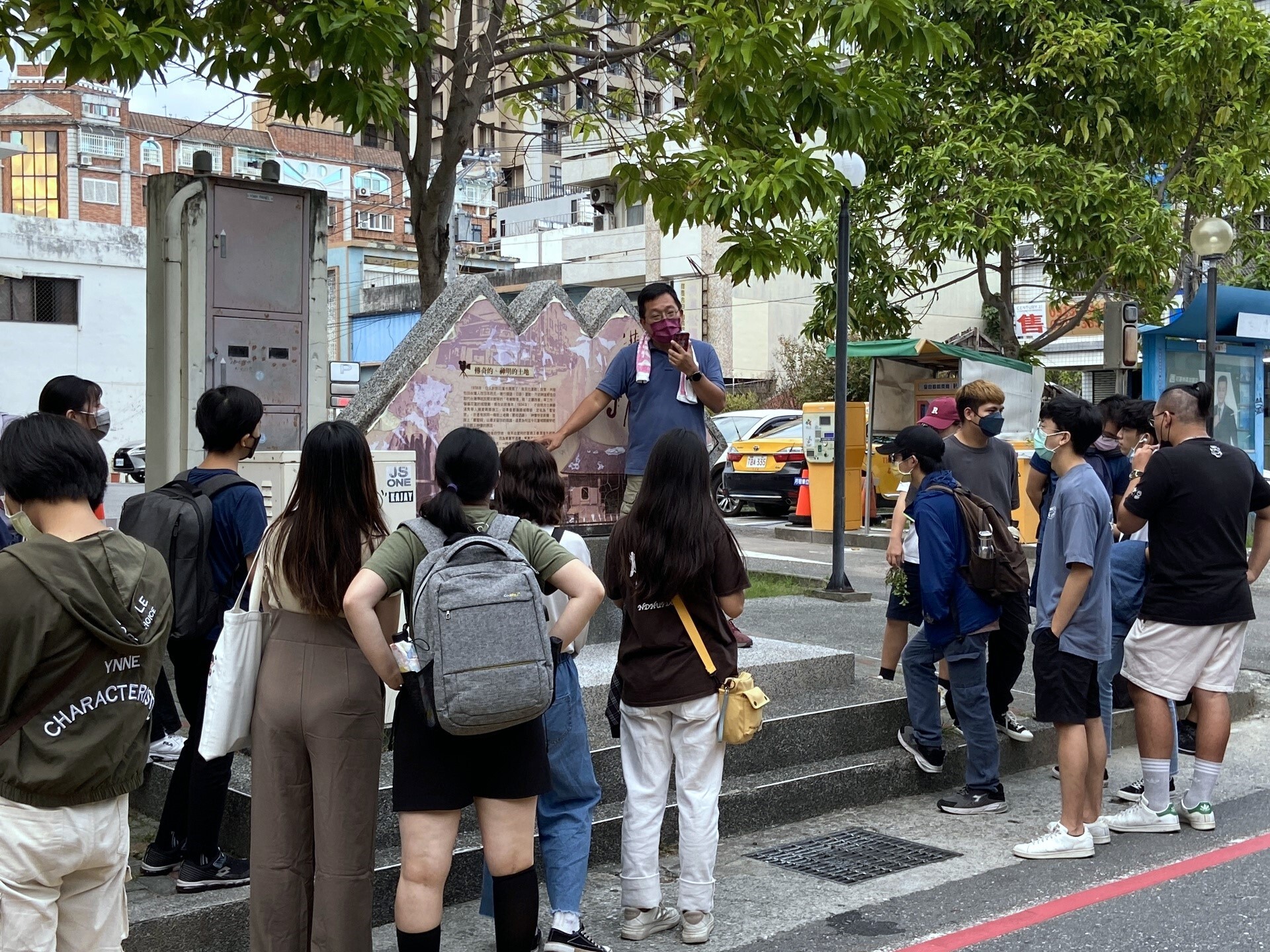 師生走讀花蓮,聽取文史工作者黃家榮先生的解說