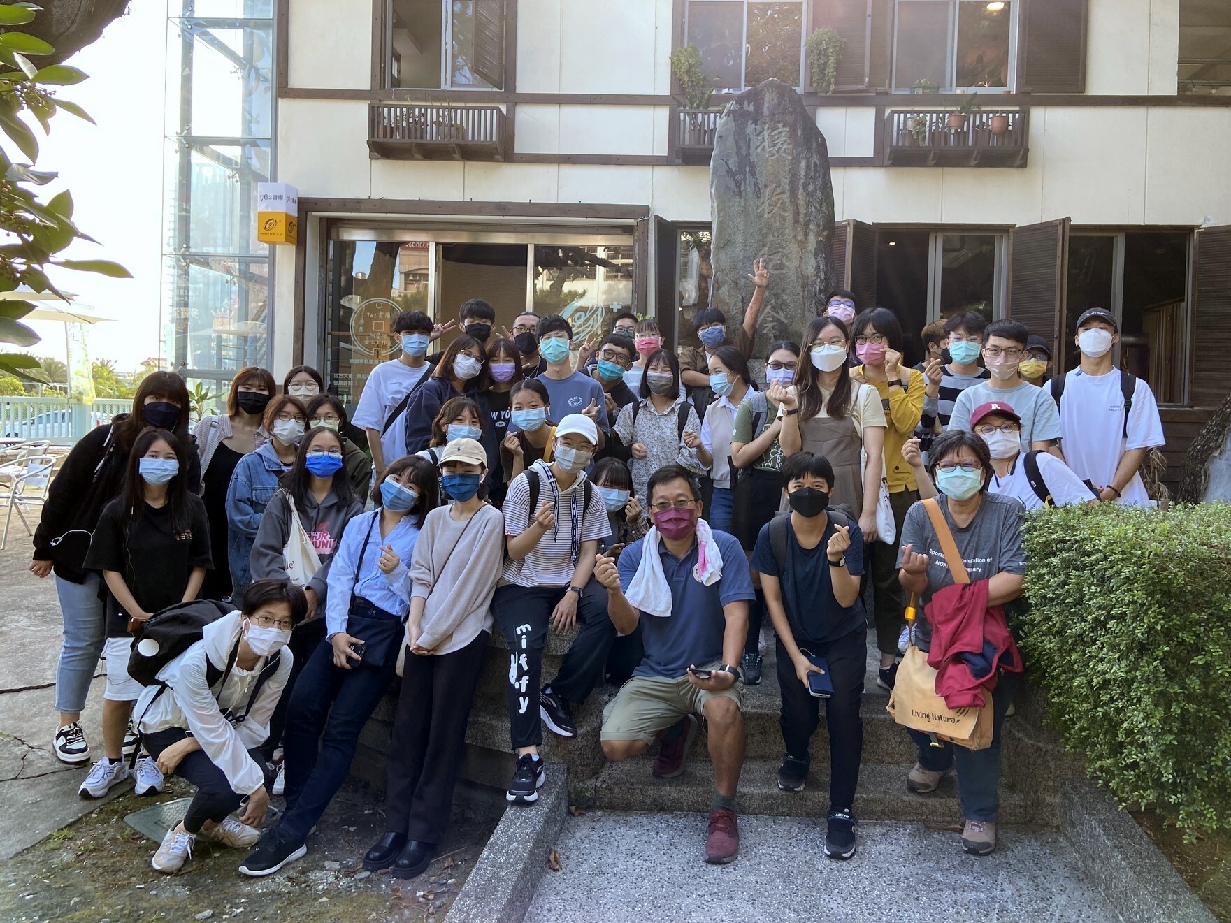 師生與文史工作者黃家榮先生(第一排右數第三位)大合照