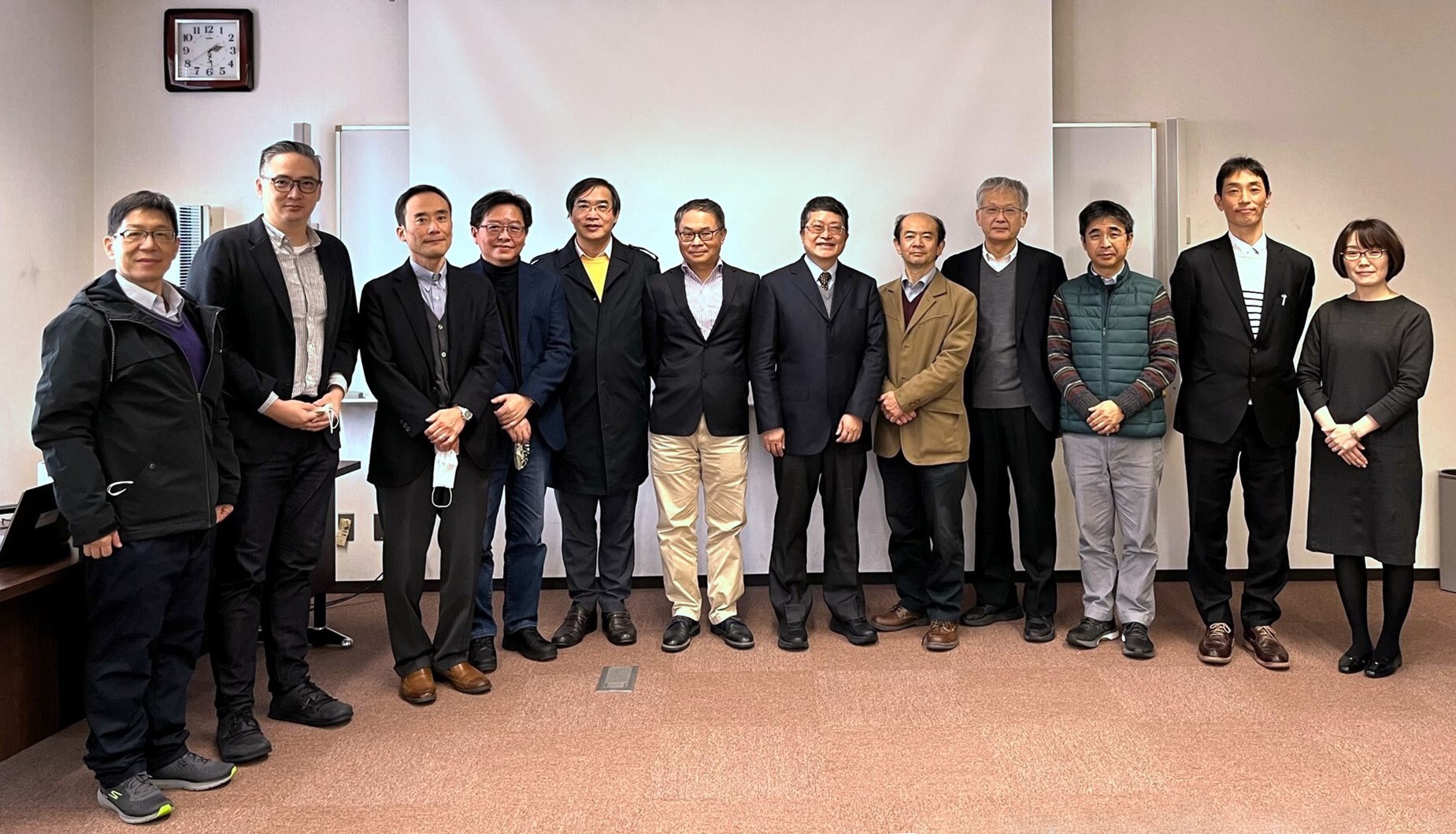 岡山大學環境理工學部森也寸志副部長、守田秀則主任、前田守弘教授、生方史数教授及本田恭子教授與本院教師合影