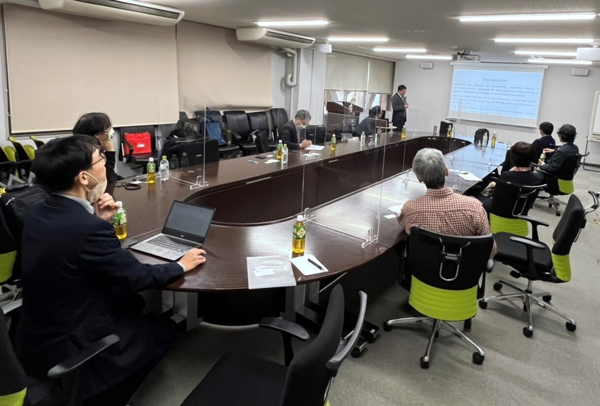 東華人社院梁文榮副院長於青山學院大學進行實體暨線上演講,與該校師生進行實質學術交流活動