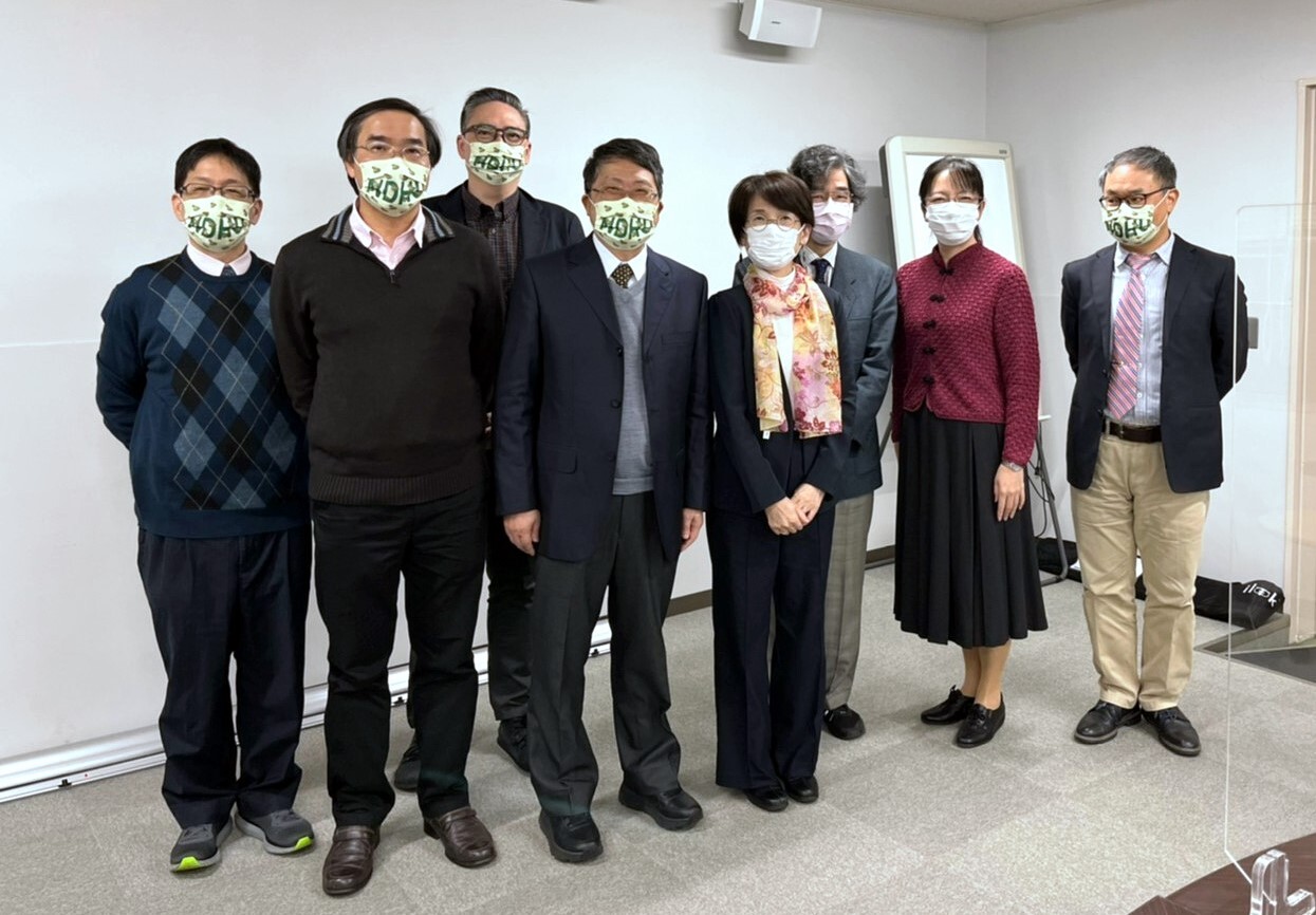 青山學院大學國際政治經濟學部末田清子院長、橋本秀美主任、猿橋順子所長與東華人社院教師合影