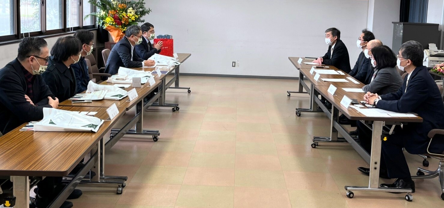 與廣島大學經濟學部鈴木喜久部長、宮崎浩一教授、大河內治教授進行交流座談,鈴木喜久部長承諾盡速將與人社院簽訂兩院學術交流MOU、雙聯碩士學位與交換生協議