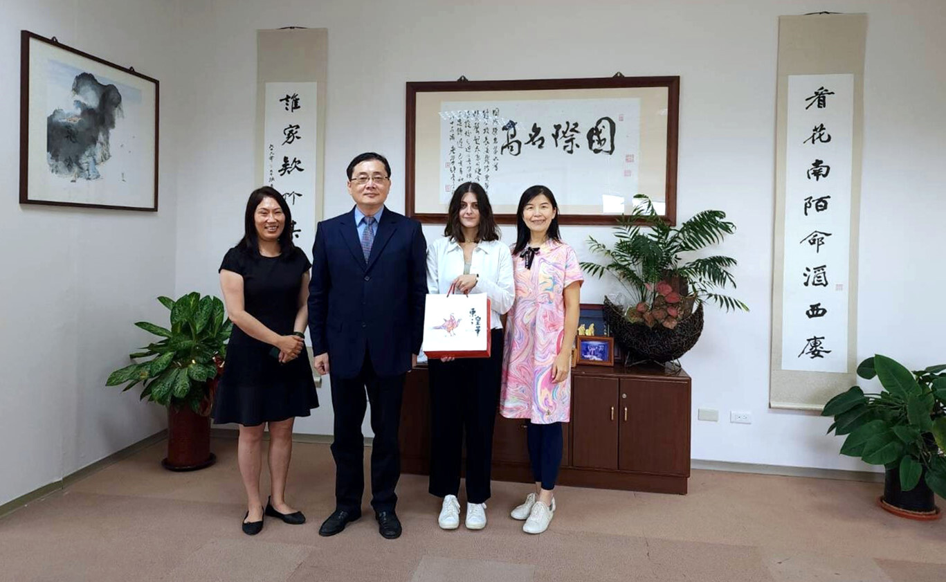 法籍助教明蓋碧(Gabrielle Michel,Gabi)與趙校長相見歡