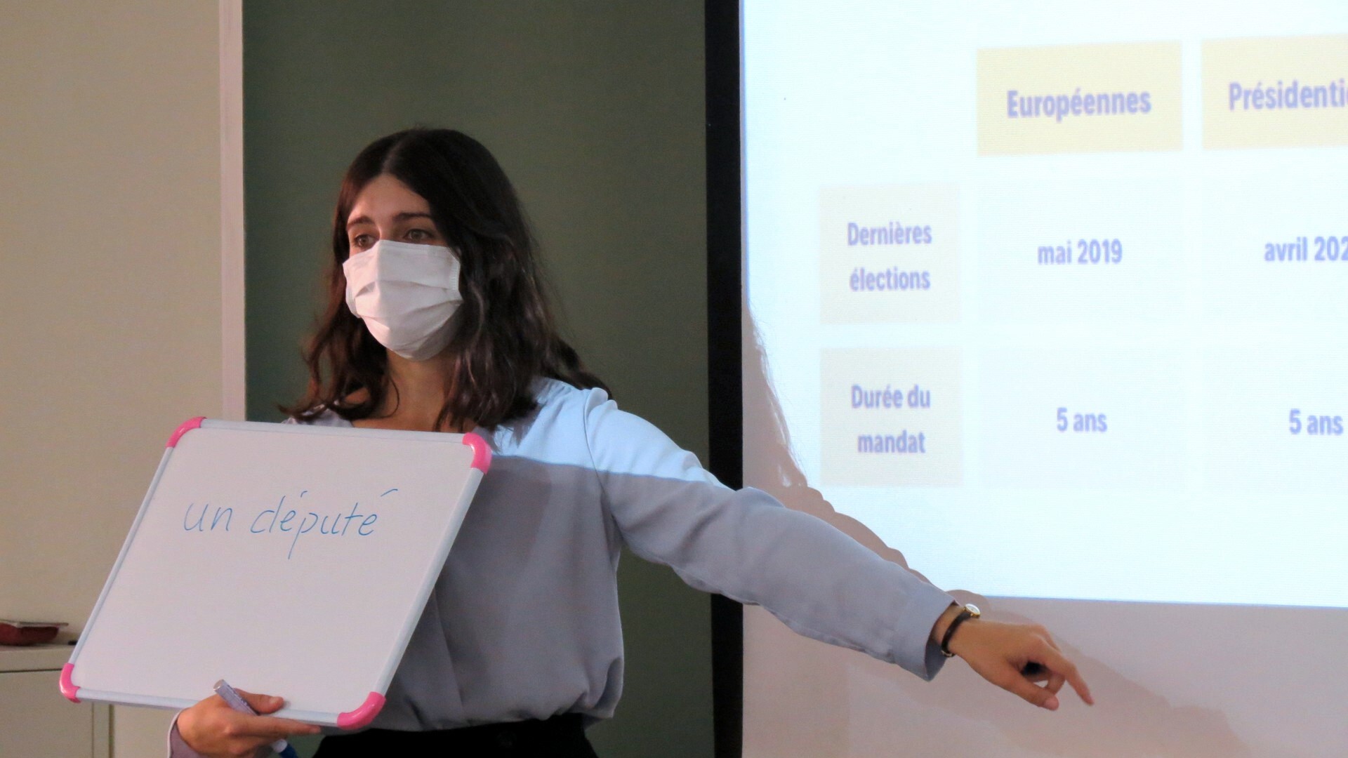 滿懷熱忱的法籍助教明蓋碧進行授課