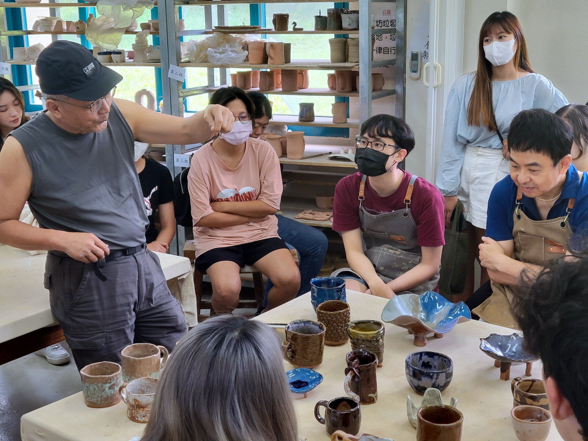 陶藝課程成果討論,同學們在課堂中分享創作過程及問題