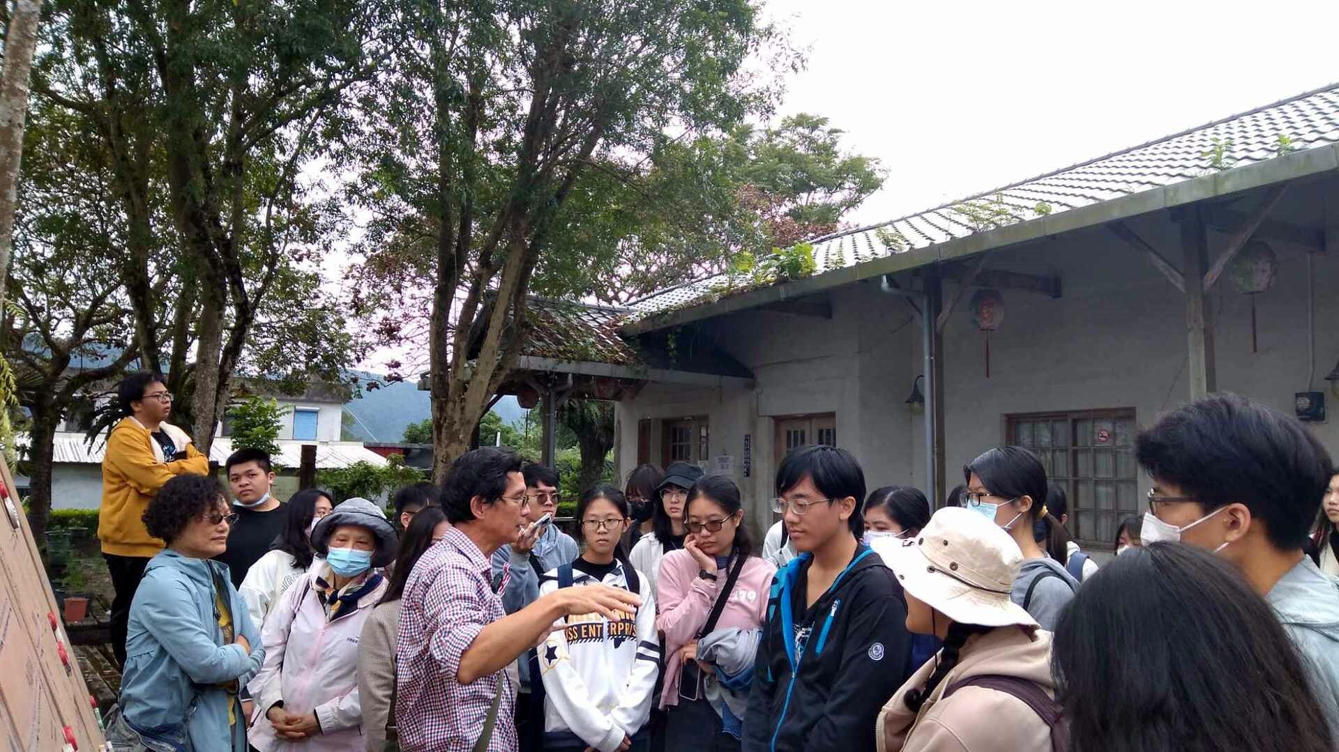 豐田警察官吏派出所前，陳鴻圖老師向同學導覽解說豐田移民村的聚落分佈與歷史發展