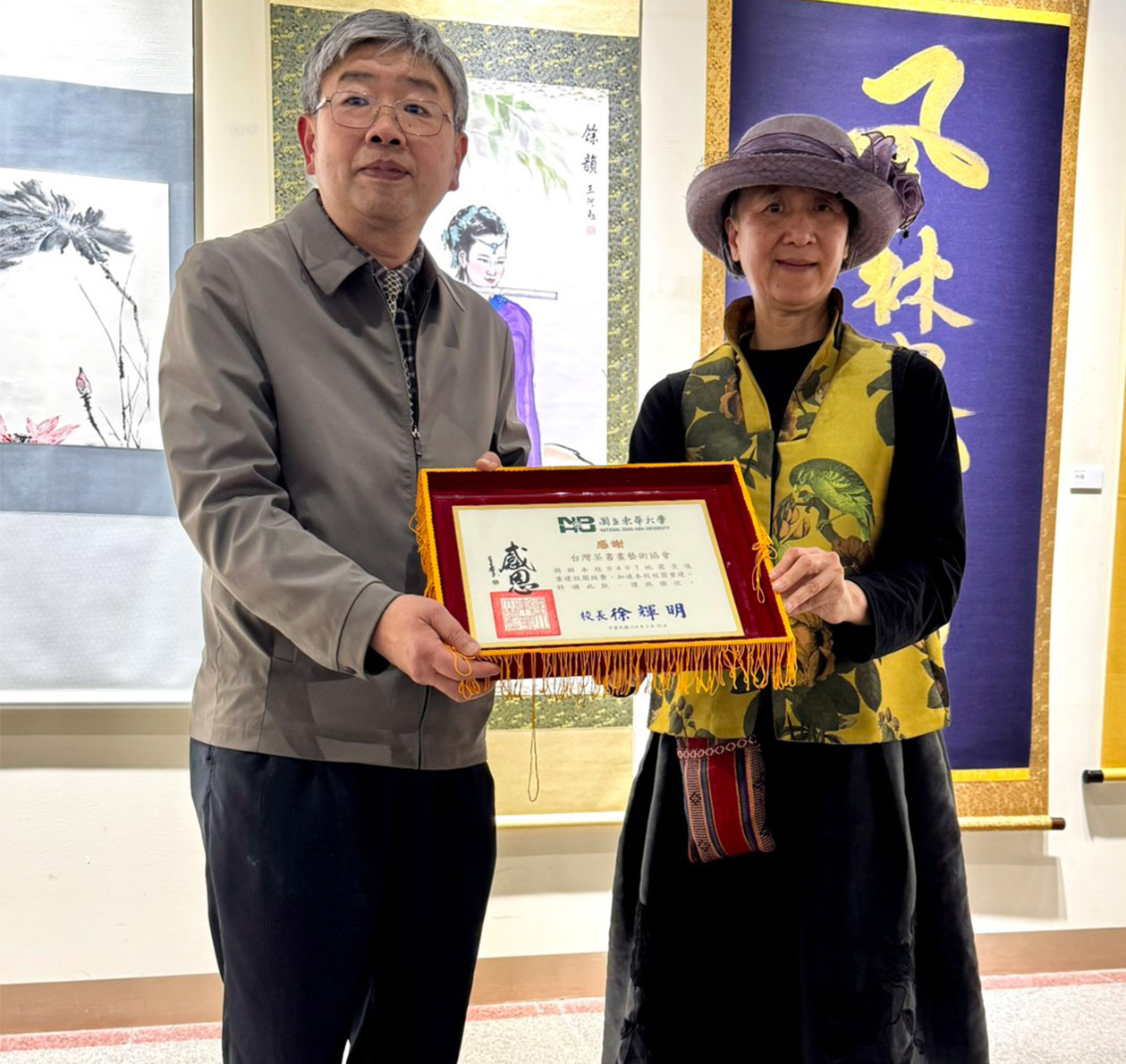 張文彥副校長頒感謝狀給王阿勉理事長
