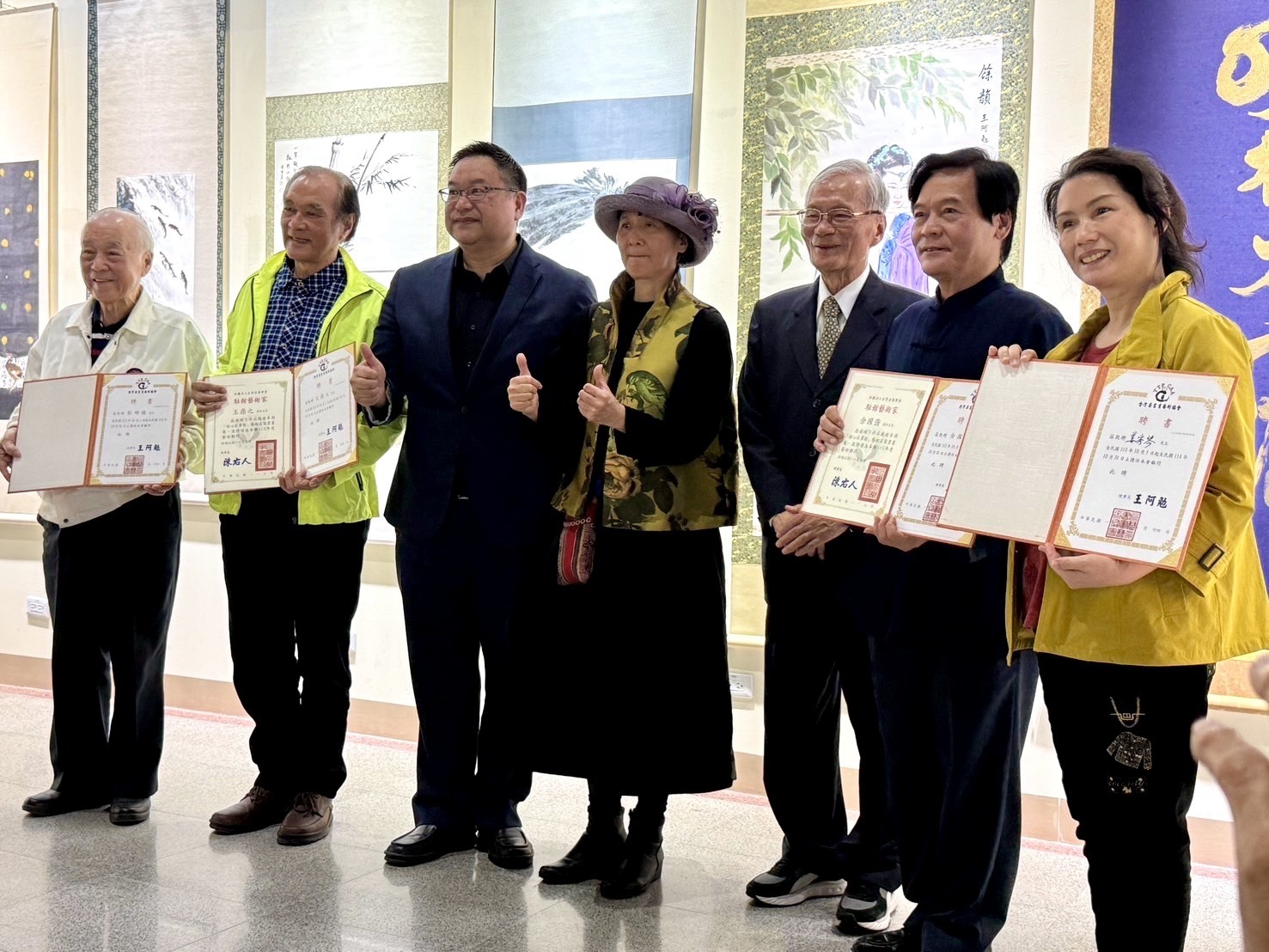 王阿勉理事長頒獎給彭明德會長、王鼎之理事長、余國強社長和姜秀琴董事長,表揚他們對於藝術方面的卓越成就