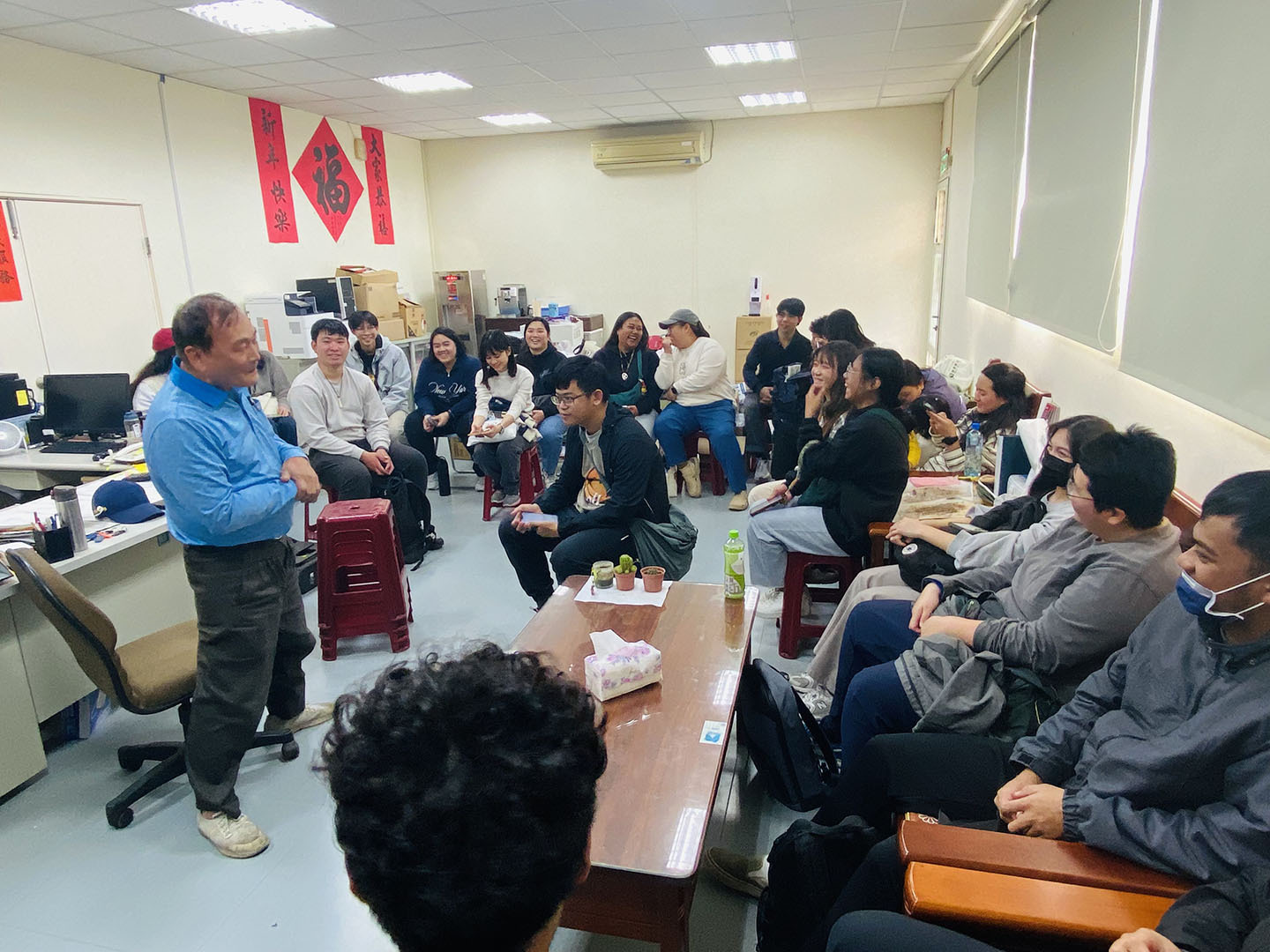 村長於活動中心與學生對談,介紹志學村歷史與在地挑戰