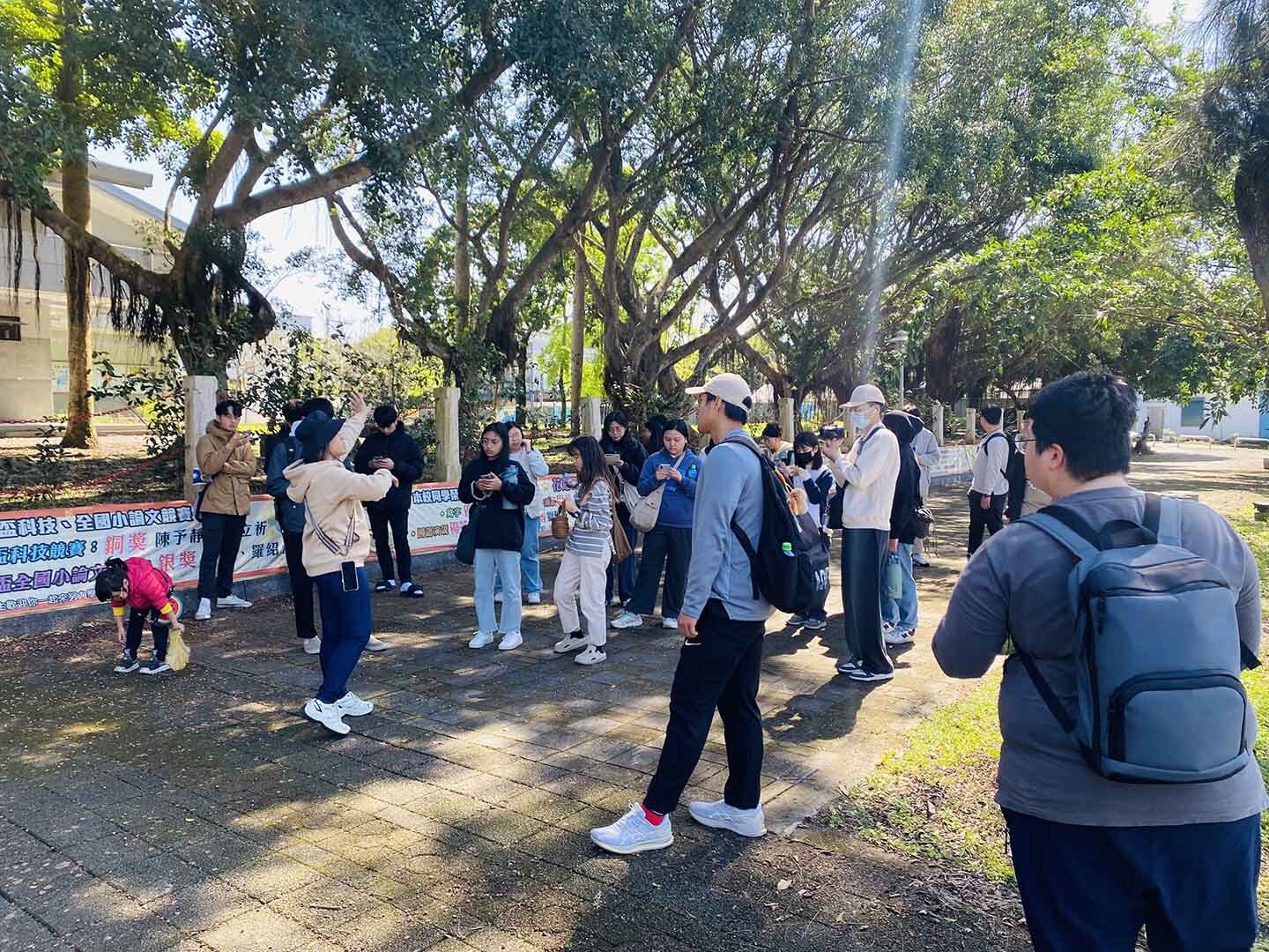 學生於平和國中前進行田野觀察與記錄