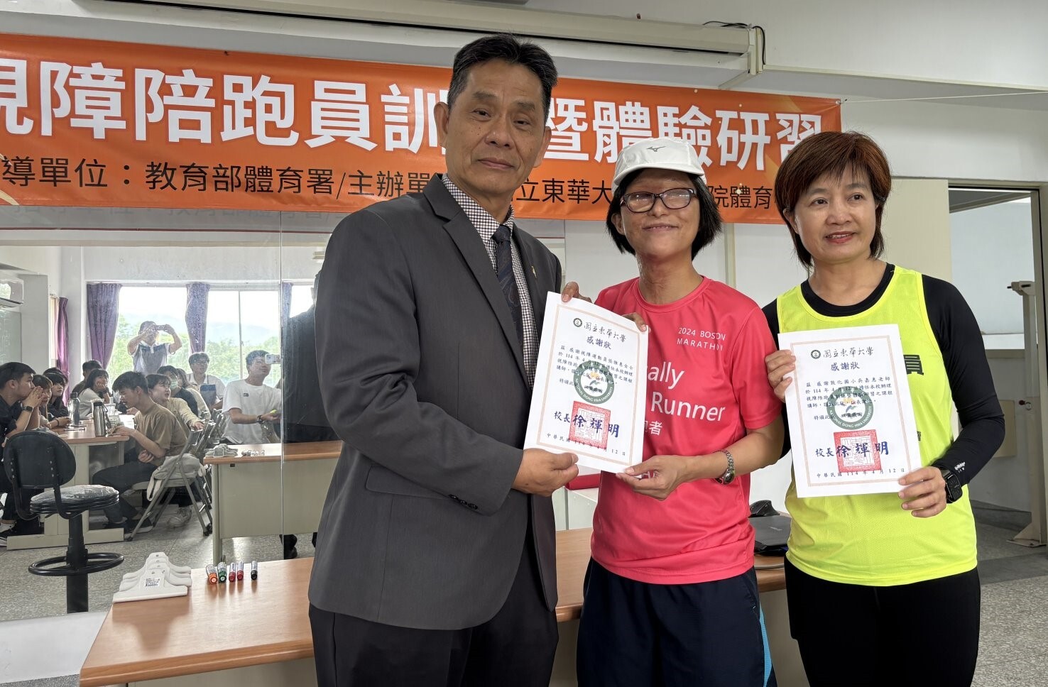 校長致贈感謝狀給張雅惠講者與吳嘉惠視障陪跑員