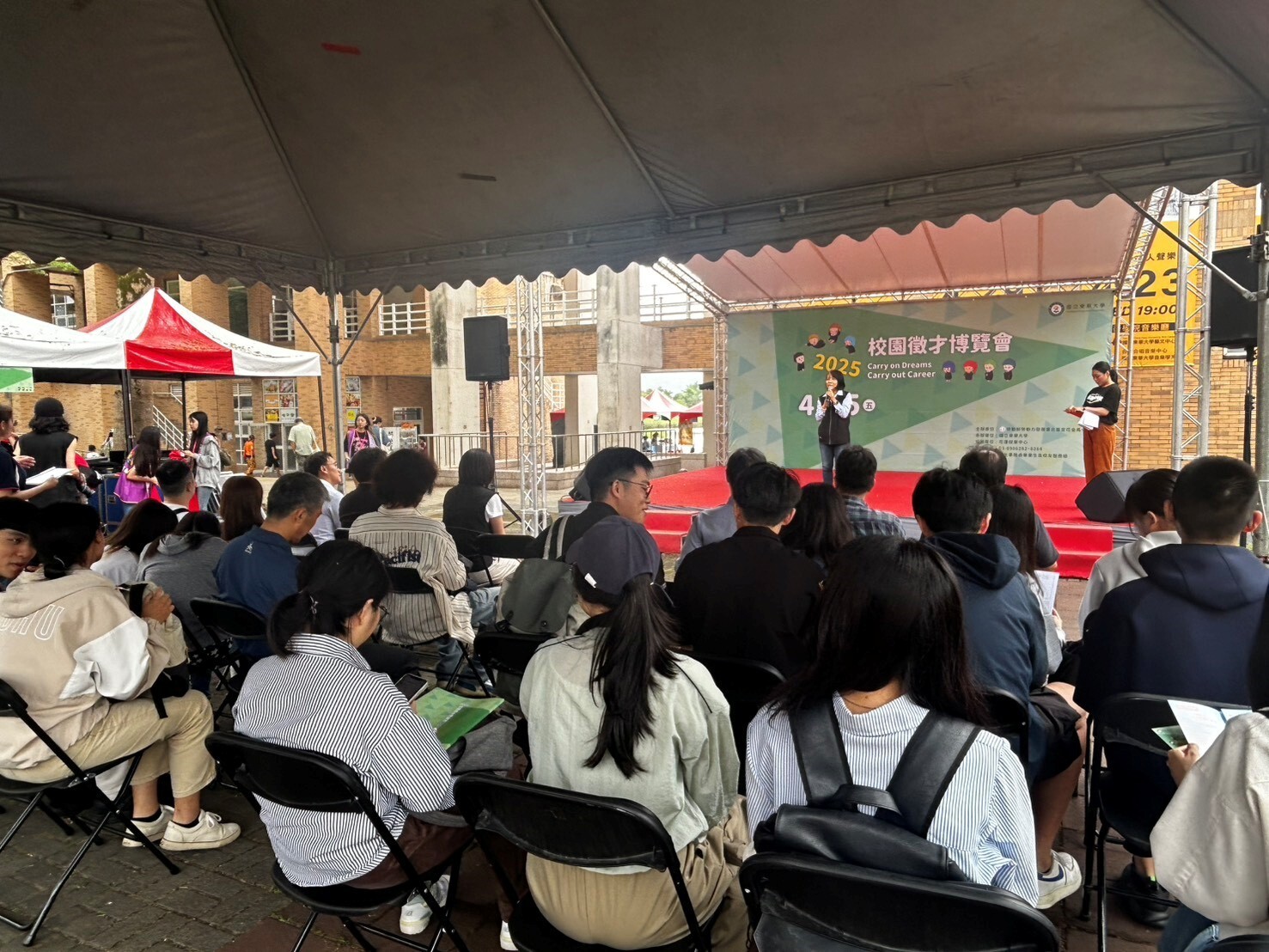花蓮就業中心王春梅主任致詞勉勵學生勇敢投出履歷,成為職場新鮮人