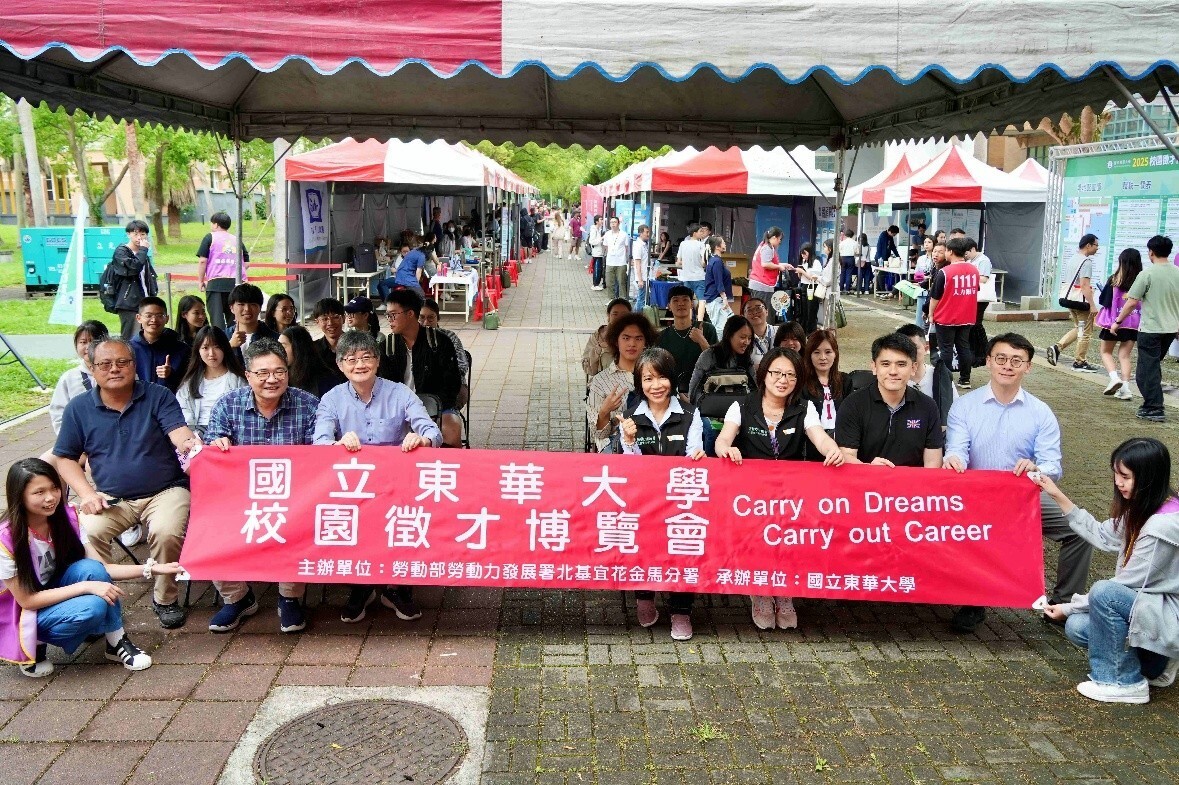 校園徵才博覽會合照紀念(右4王春梅主任,右5郭永綱副校長、右6林俊瑩學務長,右2吳新傑副學務長、右7鄭袁建中助理學務長)