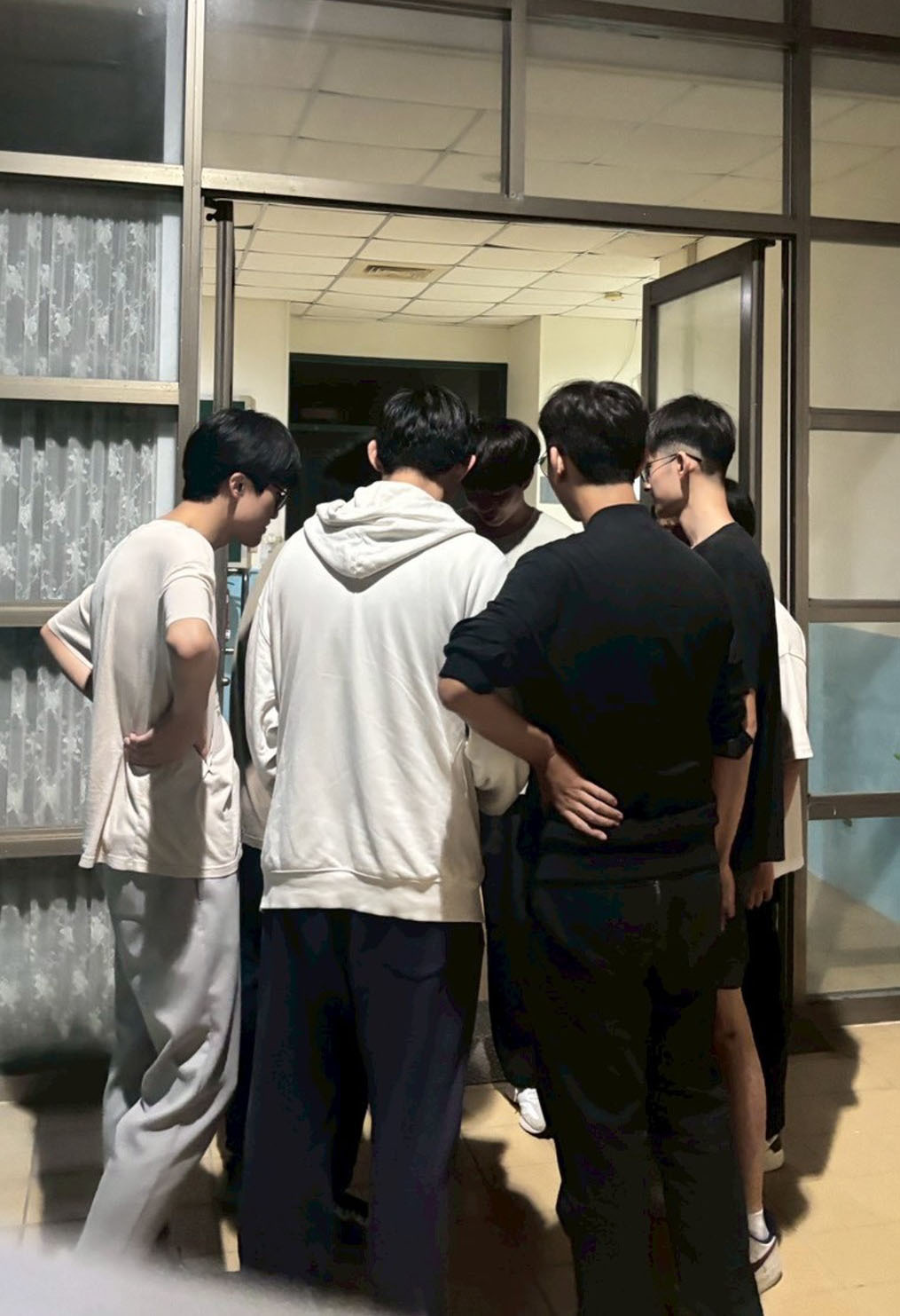 學生在理工一館走廊與教室間穿梭解謎,實地操作中學習應變與風險判斷