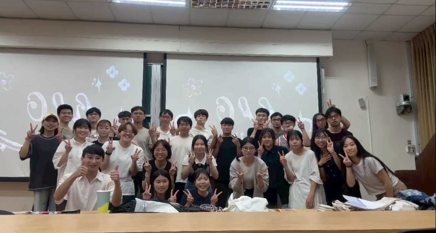 化學系主任林雅凡教授與參與學生於活動結束後合影,共同見證安全教育的創新實踐