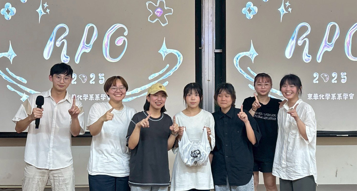 解謎成功後開心領取獎品,展現團隊合作與學習成果