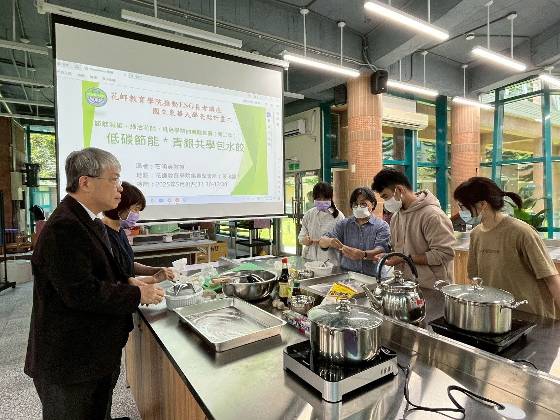 石明英教授手把手教導本籍及境外生如何將水餃包的又大又好,學生認真開心的學習