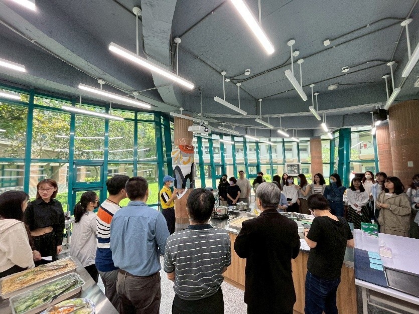藝設系林永利教授介紹與學生共同為花師集賢聚會所手作之藝術裝置的創作歷程