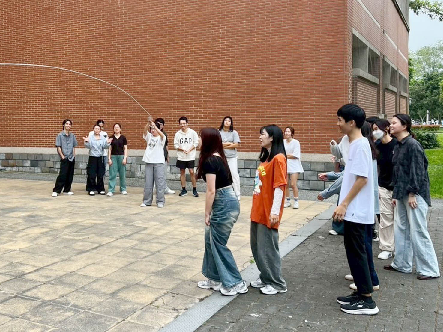 團隊同學戶外上課互動情形