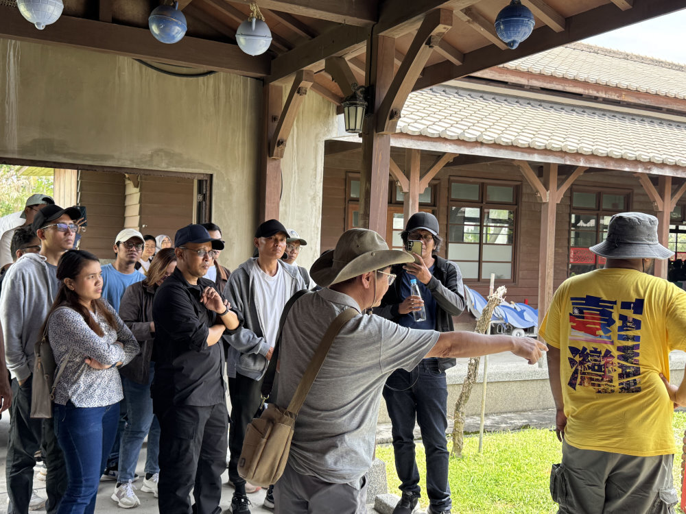 王鴻濬老師為學生講解花蓮海礦園區發展歷史