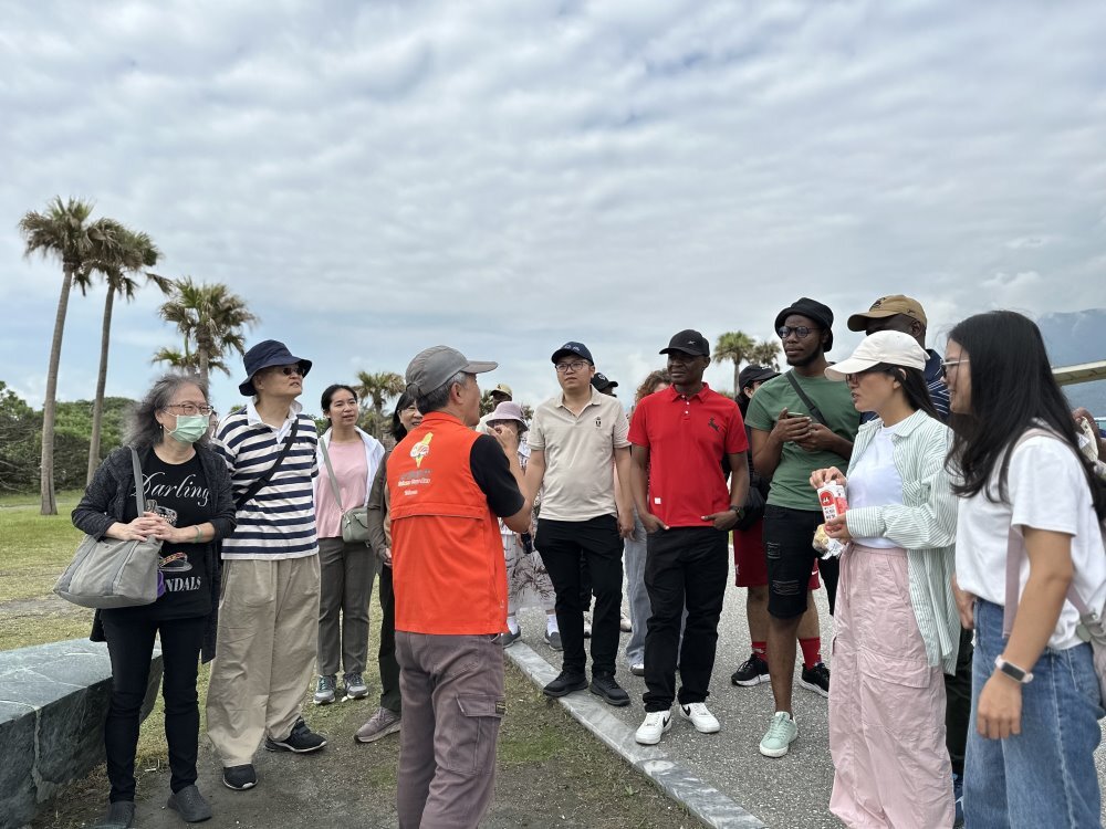 師生聆聽導遊介紹七星潭的歷史與地理背景