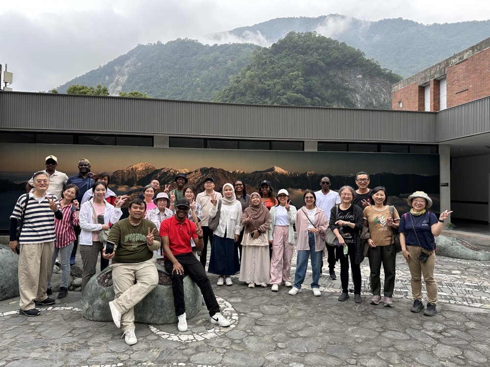 經濟學系師生於太魯閣遊客中心合影留念