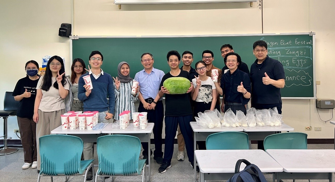 師生一起享用台灣美食