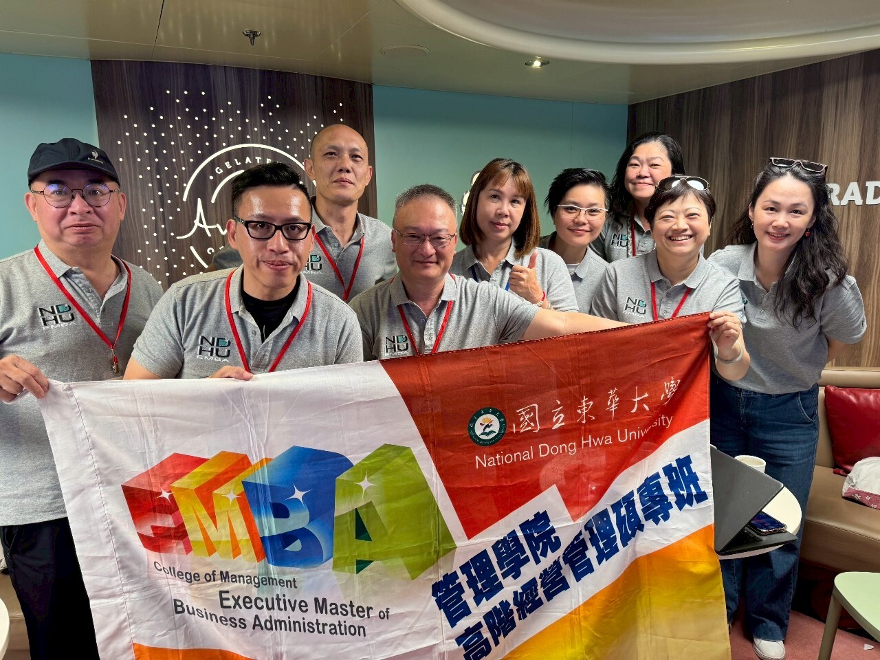 東華高階經管EMBA學員及創新創業 EMBA學員在郵輪上合影
