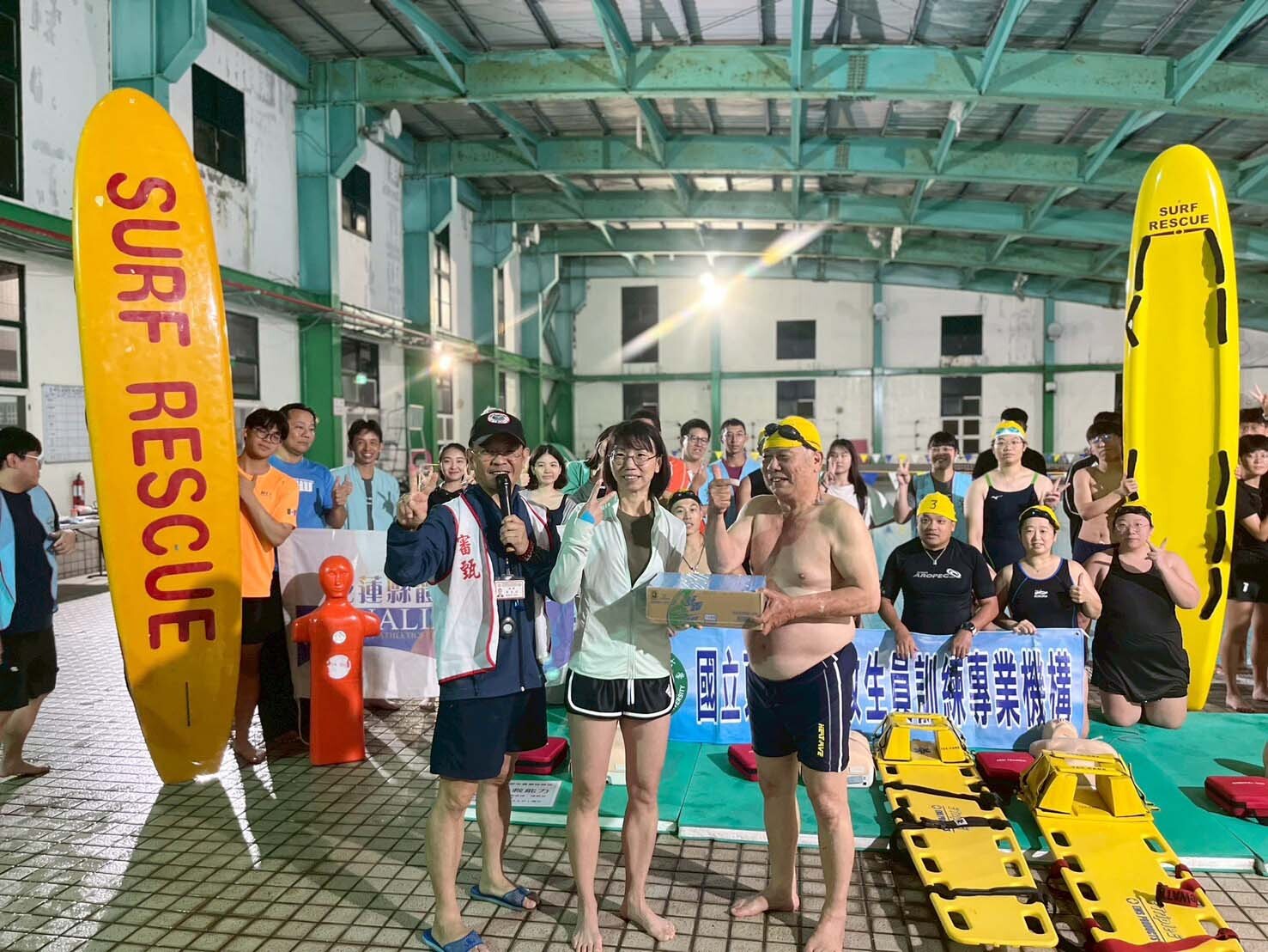 結訓-張嘉珍組長頒發獎勵予84歲參加救生員複訓檢驗的何金合先生
