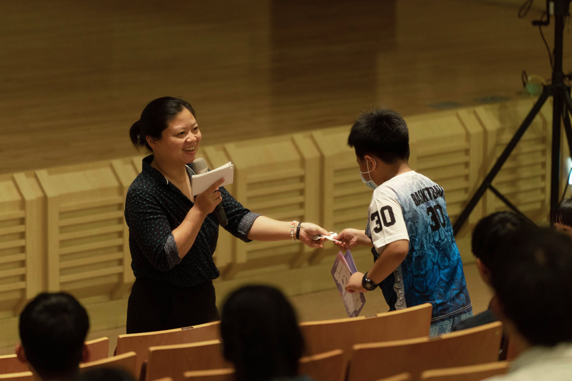演出前由音樂系爵士組江忻薇老師進行導聆