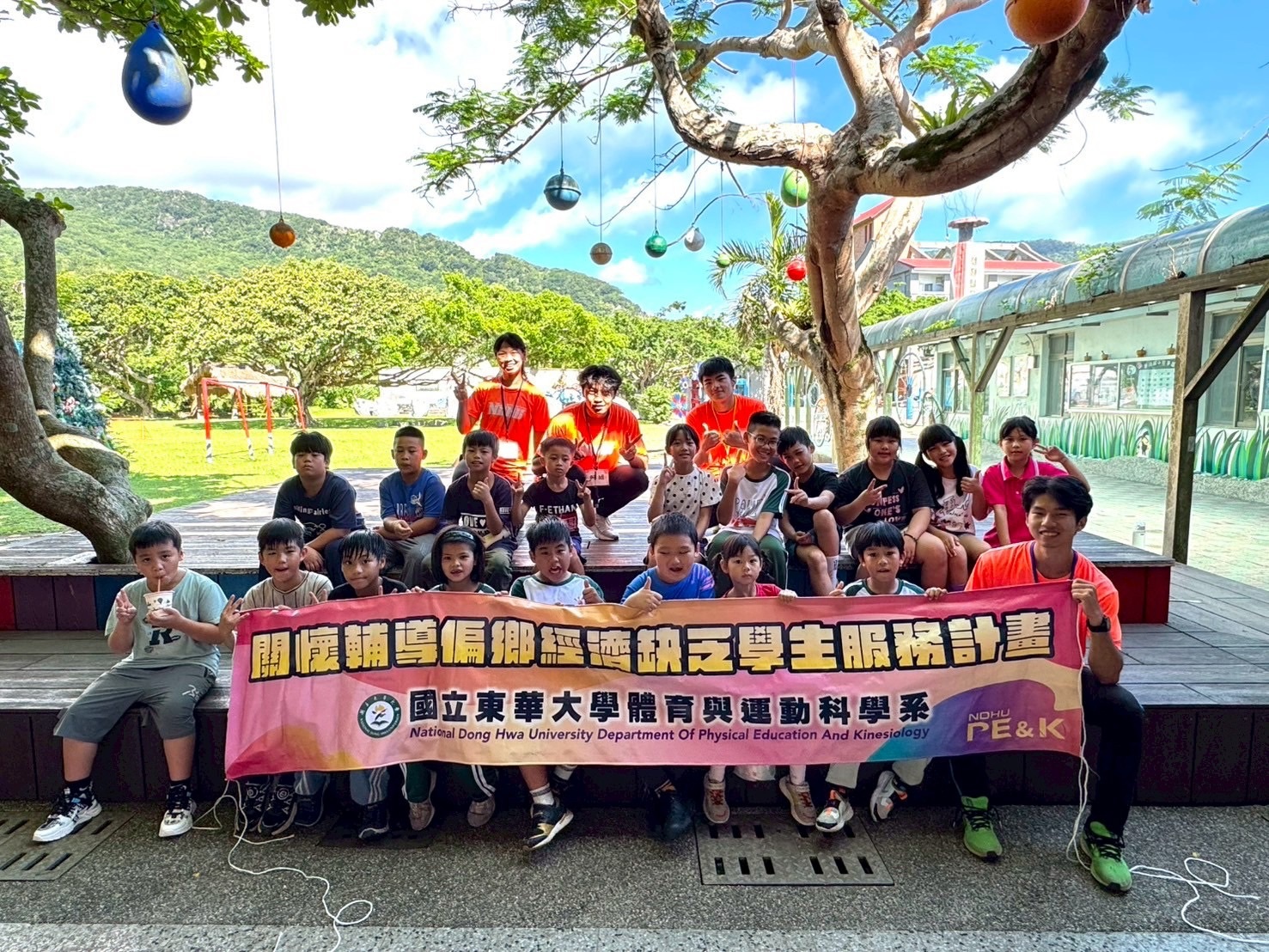 雙語運動營全校學生與師資生大合照