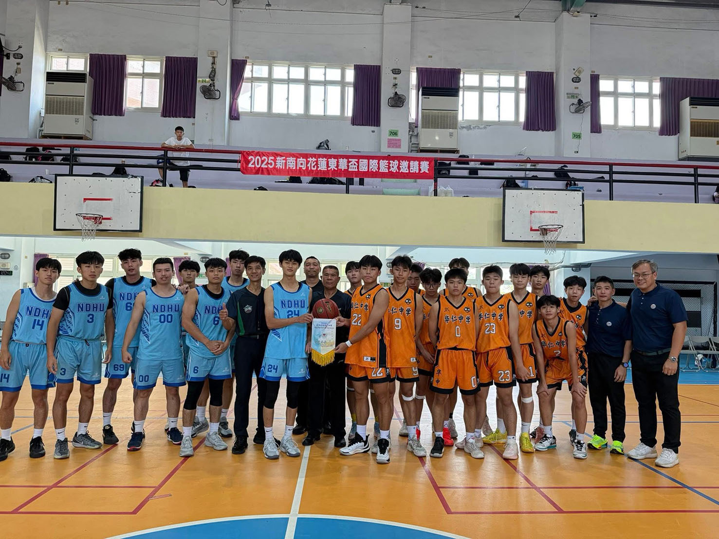 馬來西亞峇株巴辖華仁中學與東華大學體育與運動科學系籃球隊交換錦旗
