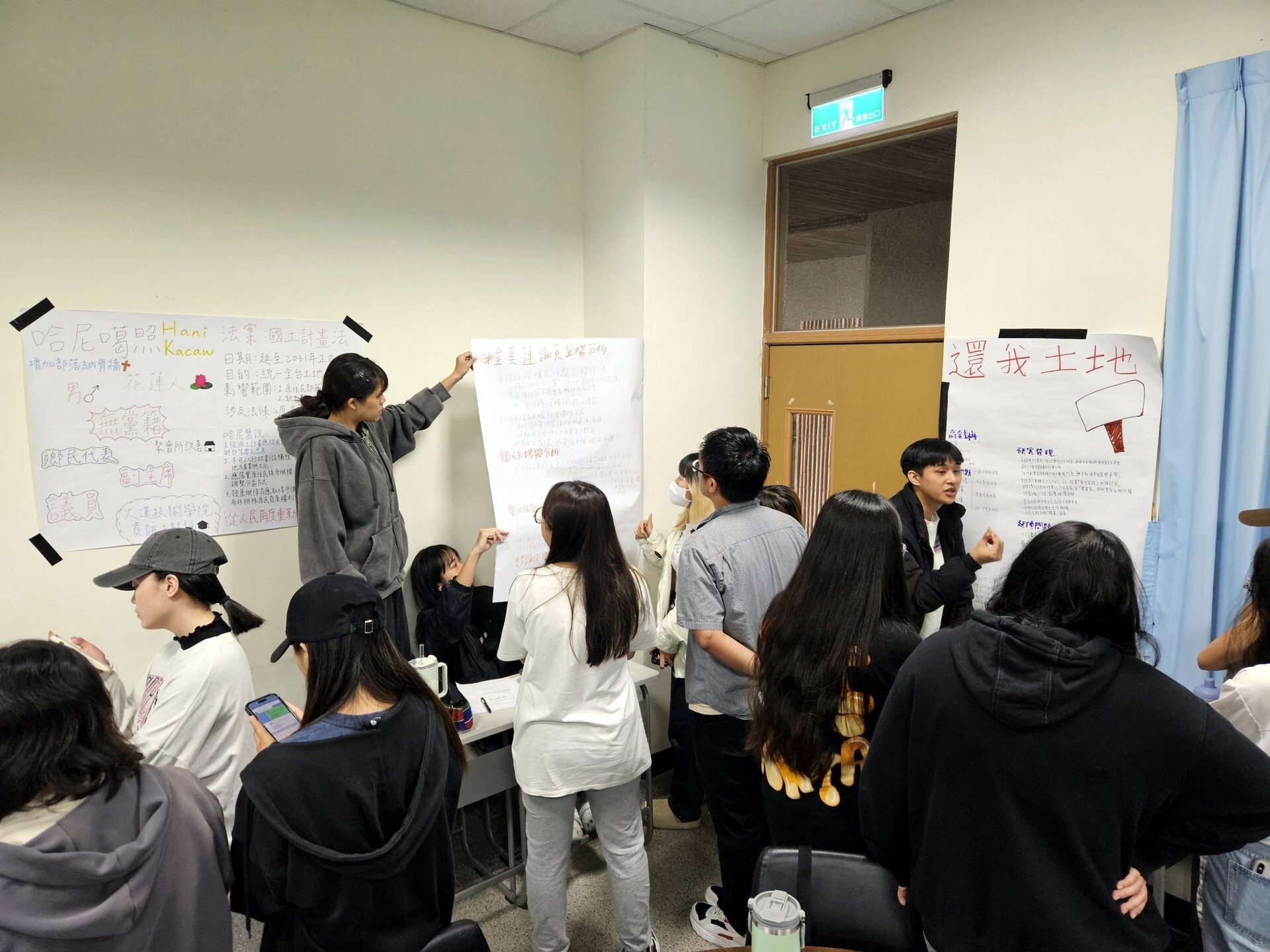 學生扮演政治人物模擬原住民族發展政策議題討論