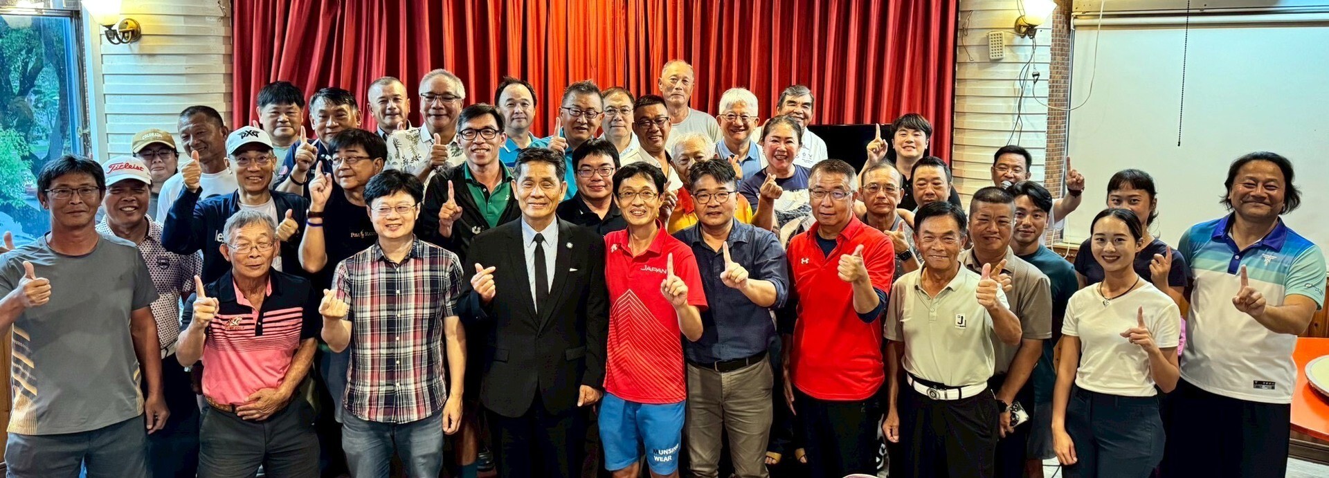 徐輝明校長與大專教職員工高爾夫比賽選手於歡迎晚宴合照