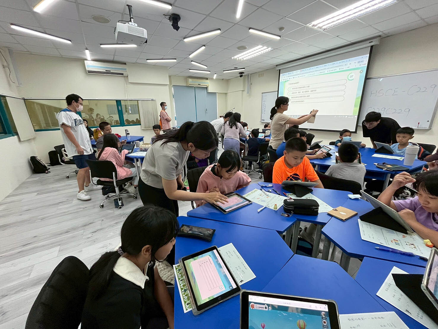 師培生引導學生透過因材網學習平台與平板操作學習ESG教育